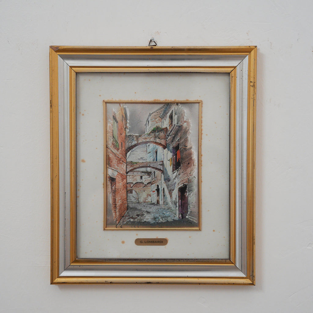 G. Lombardi – Vicolo con Archi e Panni Stesi – Quadro a Rilievo su Lamina Argentata, Doppia Cornice Oro e Argento, 37 x 31 cm