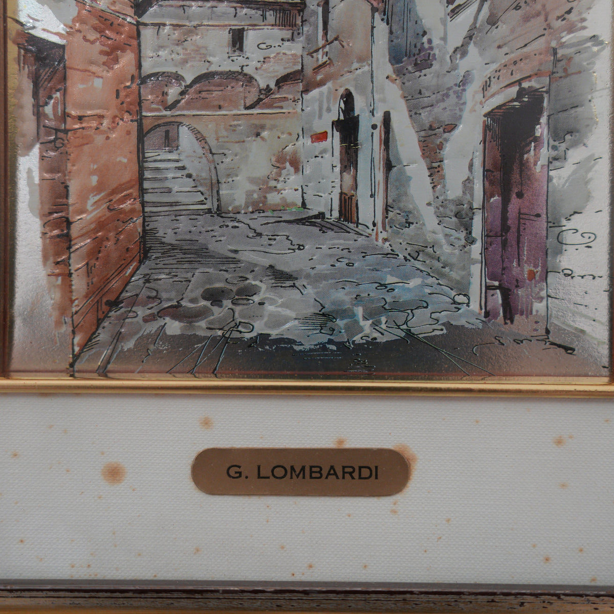 G. Lombardi – Vicolo con Archi e Panni Stesi – Quadro a Rilievo su Lamina Argentata, Doppia Cornice Oro e Argento, 37 x 31 cm