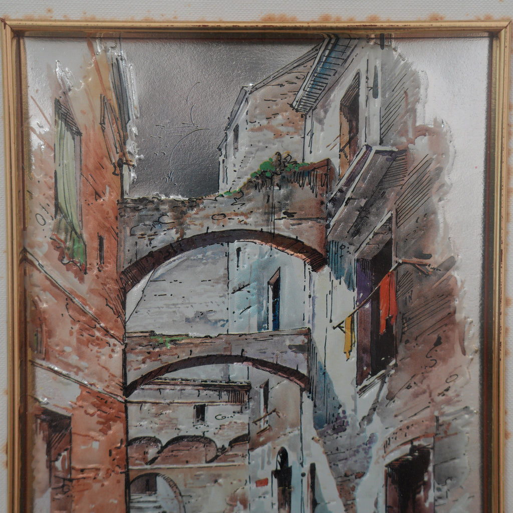 G. Lombardi – Vicolo con Archi e Panni Stesi – Quadro a Rilievo su Lamina Argentata, Doppia Cornice Oro e Argento, 37 x 31 cm