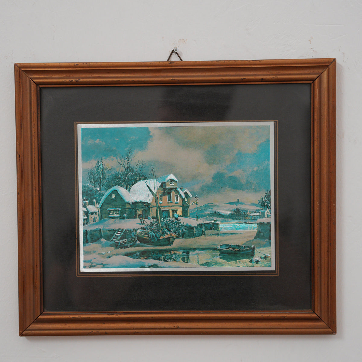 B. Pugh – Villaggio Inglese Sotto la Neve con Barca e Cottage – Stampa su Lamina Metallica Argentata, Cornice in Legno con Passepartout Nero, 29 x 34 cm