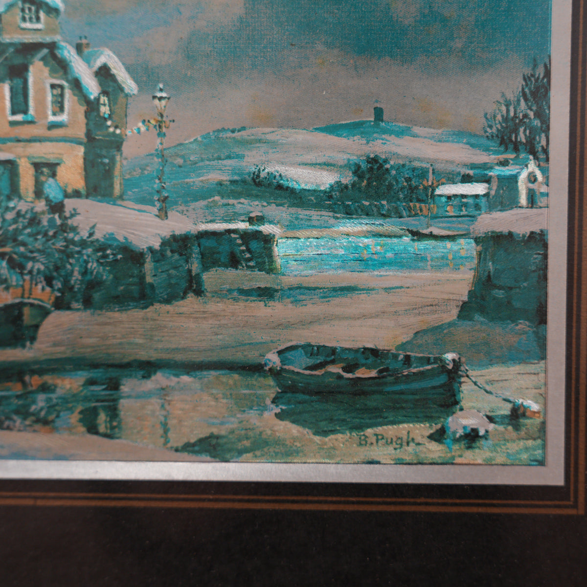 B. Pugh – Villaggio Inglese Sotto la Neve con Barca e Cottage – Stampa su Lamina Metallica Argentata, Cornice in Legno con Passepartout Nero, 29 x 34 cm