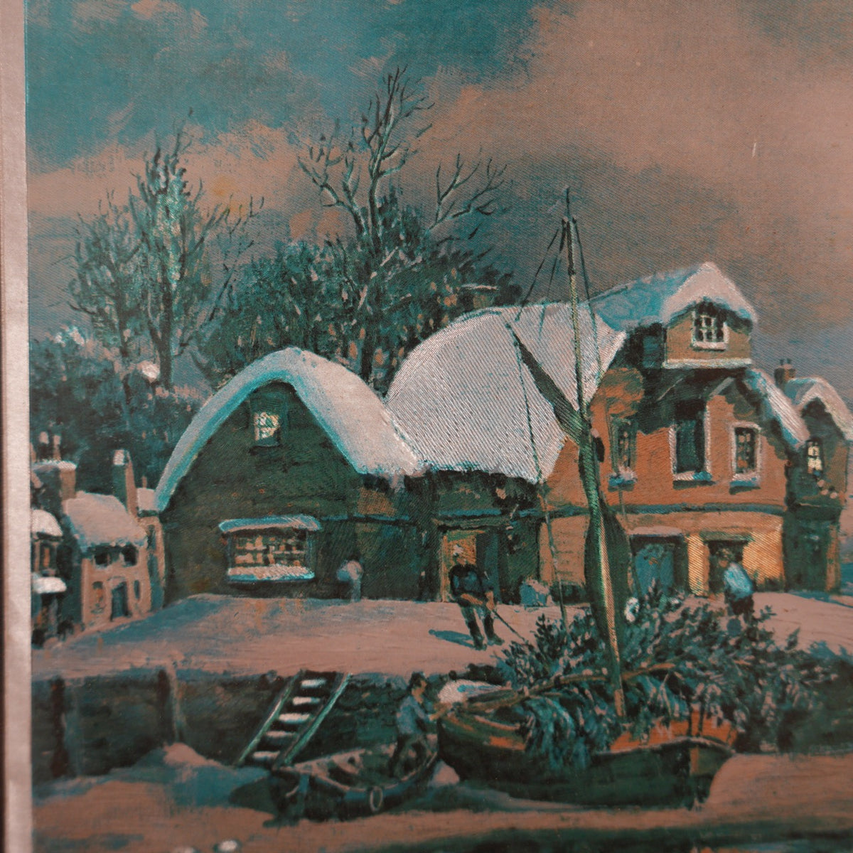 B. Pugh – Villaggio Inglese Sotto la Neve con Barca e Cottage – Stampa su Lamina Metallica Argentata, Cornice in Legno con Passepartout Nero, 29 x 34 cm