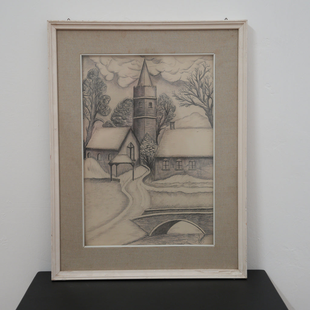 Disegno a penna "Chiesa nel villaggio innevato" – paesaggio invernale con ponte, firmato, cornice bianca – 63 x 49 cm