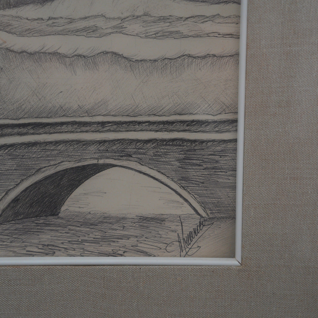 Disegno a penna "Chiesa nel villaggio innevato" – paesaggio invernale con ponte, firmato, cornice bianca – 63 x 49 cm