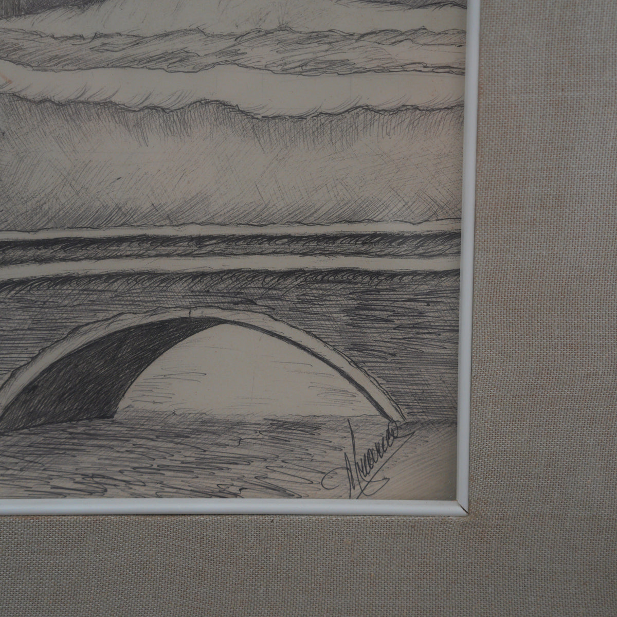 Disegno a penna "Chiesa nel villaggio innevato" – paesaggio invernale con ponte, firmato, cornice bianca – 63 x 49 cm