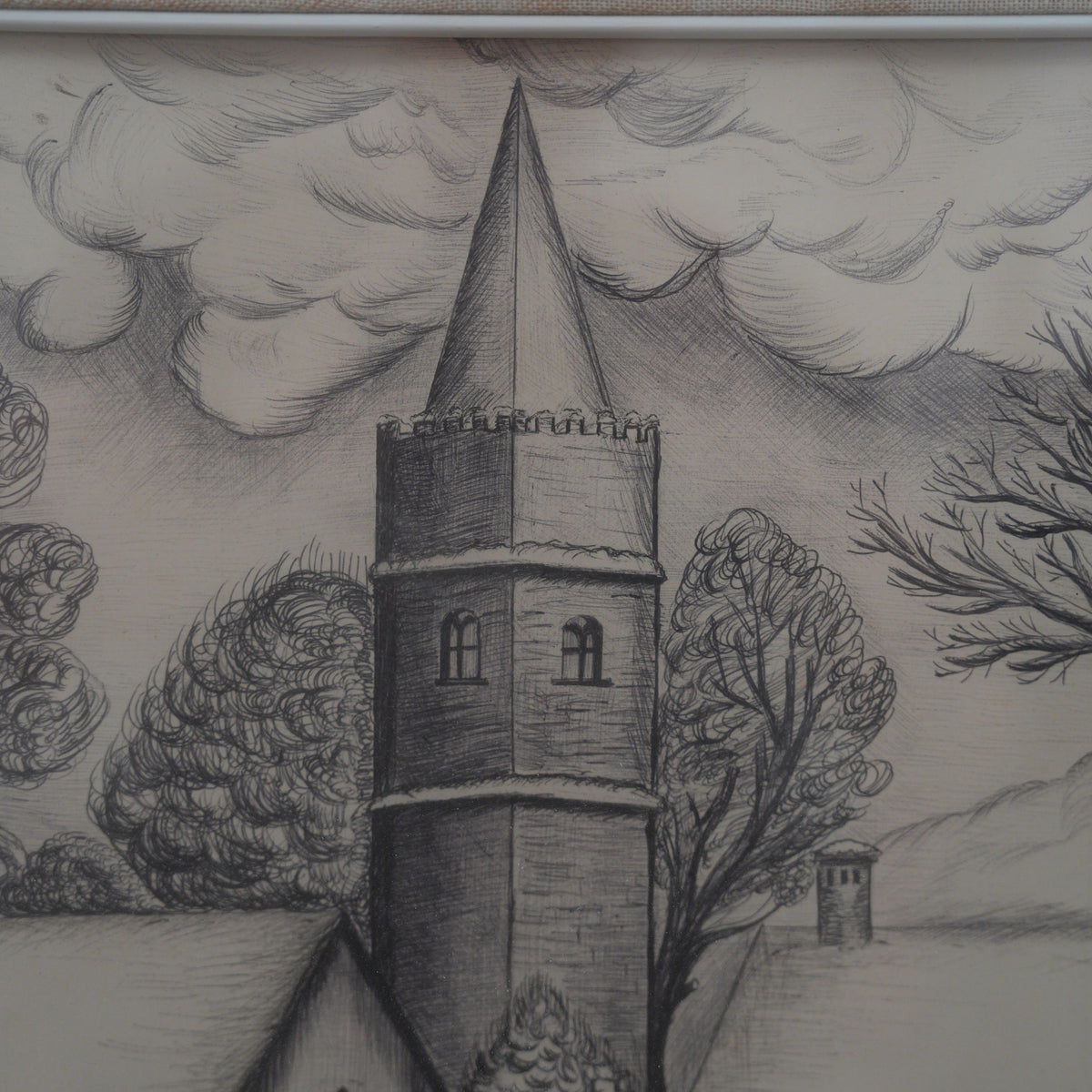 Disegno a penna "Chiesa nel villaggio innevato" – paesaggio invernale con ponte, firmato, cornice bianca – 63 x 49 cm