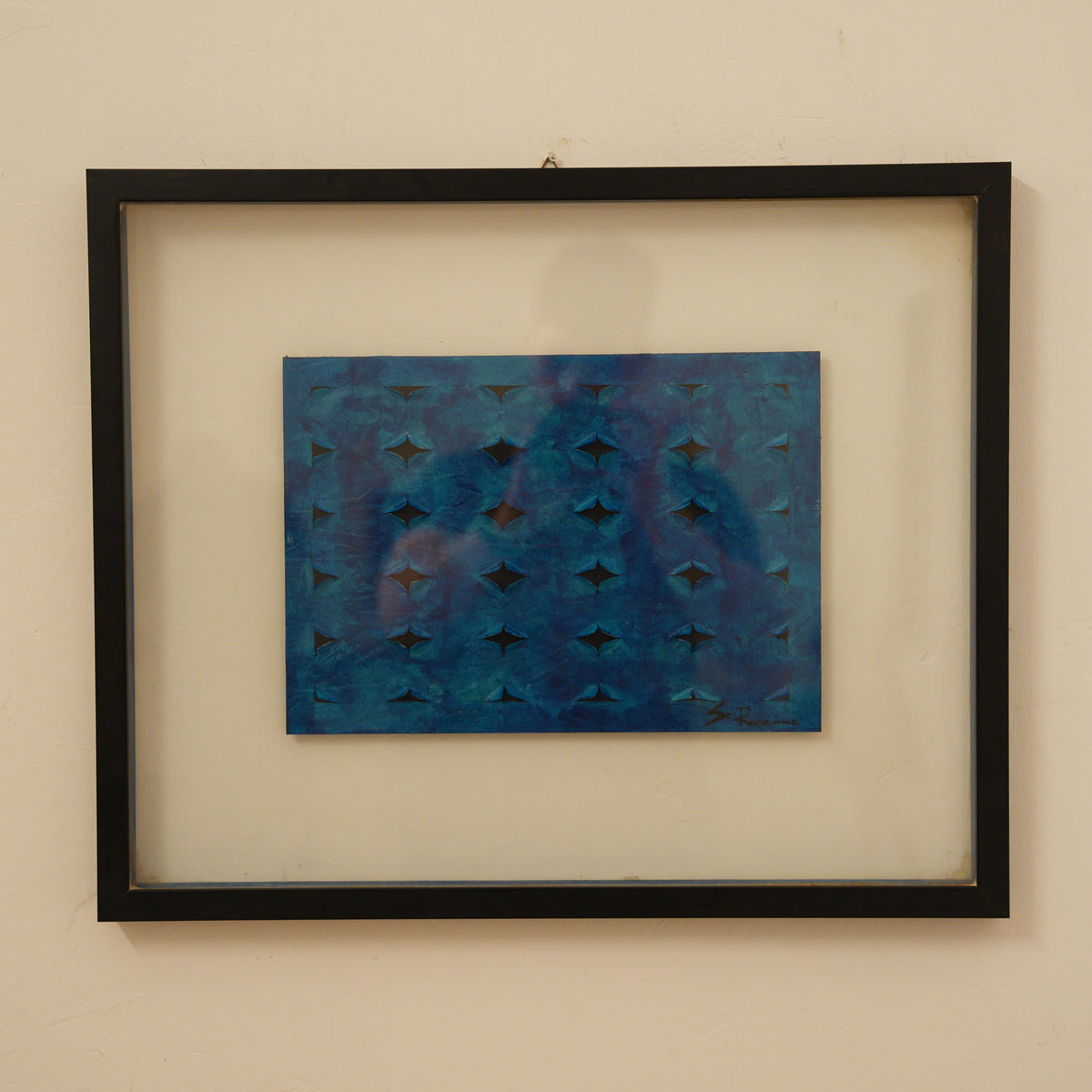"Estrapolazione su nero" di Gianluca Piaccione (Taranto) – opera astratta blu con tagli e aperture, cornice nera flottante – 47 x 57 cm