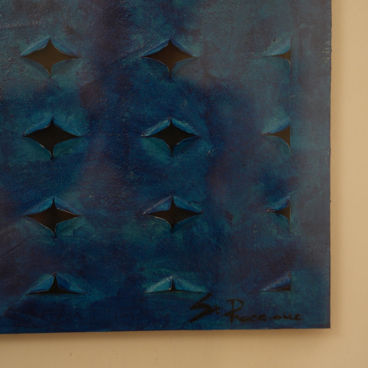 "Estrapolazione su nero" di Gianluca Piaccione (Taranto) – opera astratta blu con tagli e aperture, cornice nera flottante – 47 x 57 cm