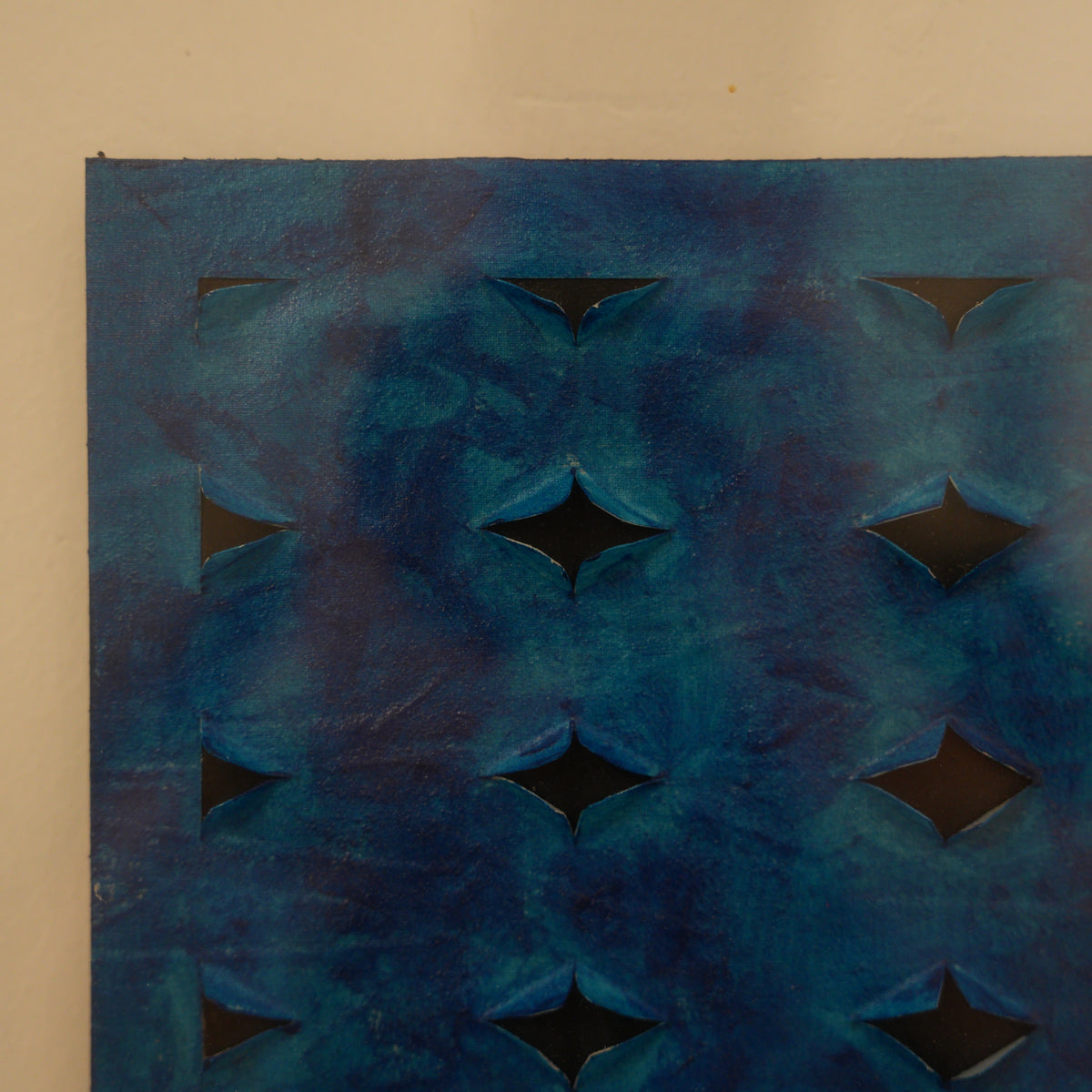 "Estrapolazione su nero" di Gianluca Piaccione (Taranto) – opera astratta blu con tagli e aperture, cornice nera flottante – 47 x 57 cm
