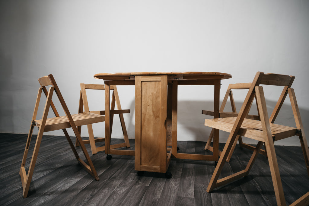 Set Pranzo Salvaspazio Vintage composto da Tavolo Apribile Drop-Leaf e 4 Sedie Pieghevoli (Anni '80)