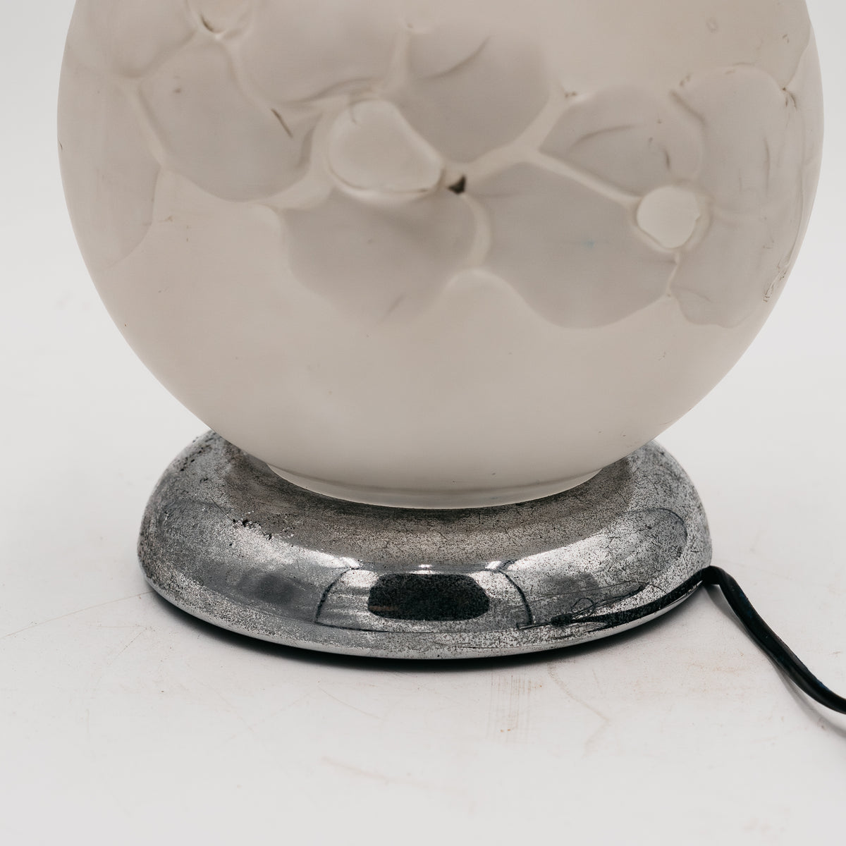 Lampada da Tavolo Sferica "Globo" in Vetro Satinato con Base Cromata - Design Space Age Anni '70