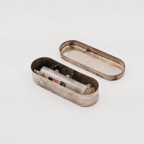 Antica Siringa Medica in Vetro Graduato con Scatola in Metallo - Cimelio Medico Vintage Metà '900