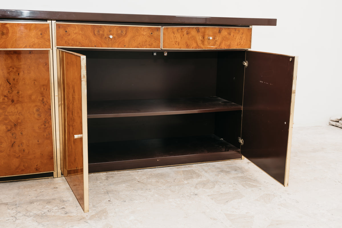 Credenza Sideboard Vintage Modernista in Pregiata Radica e Dettagli in Ottone (Anni '70)