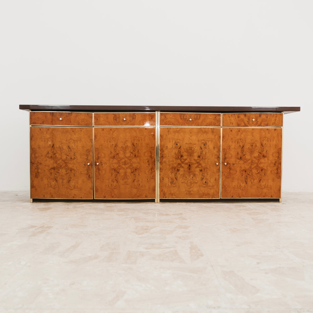 Credenza Sideboard Vintage Modernista in Pregiata Radica e Dettagli in Ottone (Anni '70)