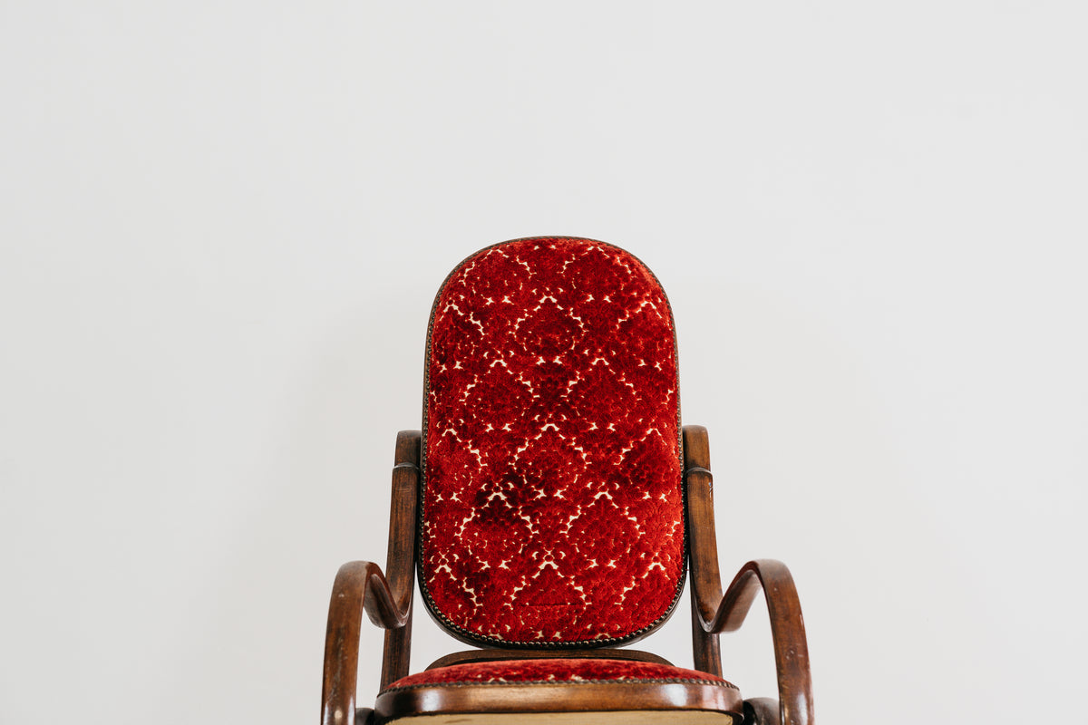 Sedia a Dondolo Vintage in Legno Curvato nello Stile di Thonet e Velluto Rosso (Anni '20/'30)