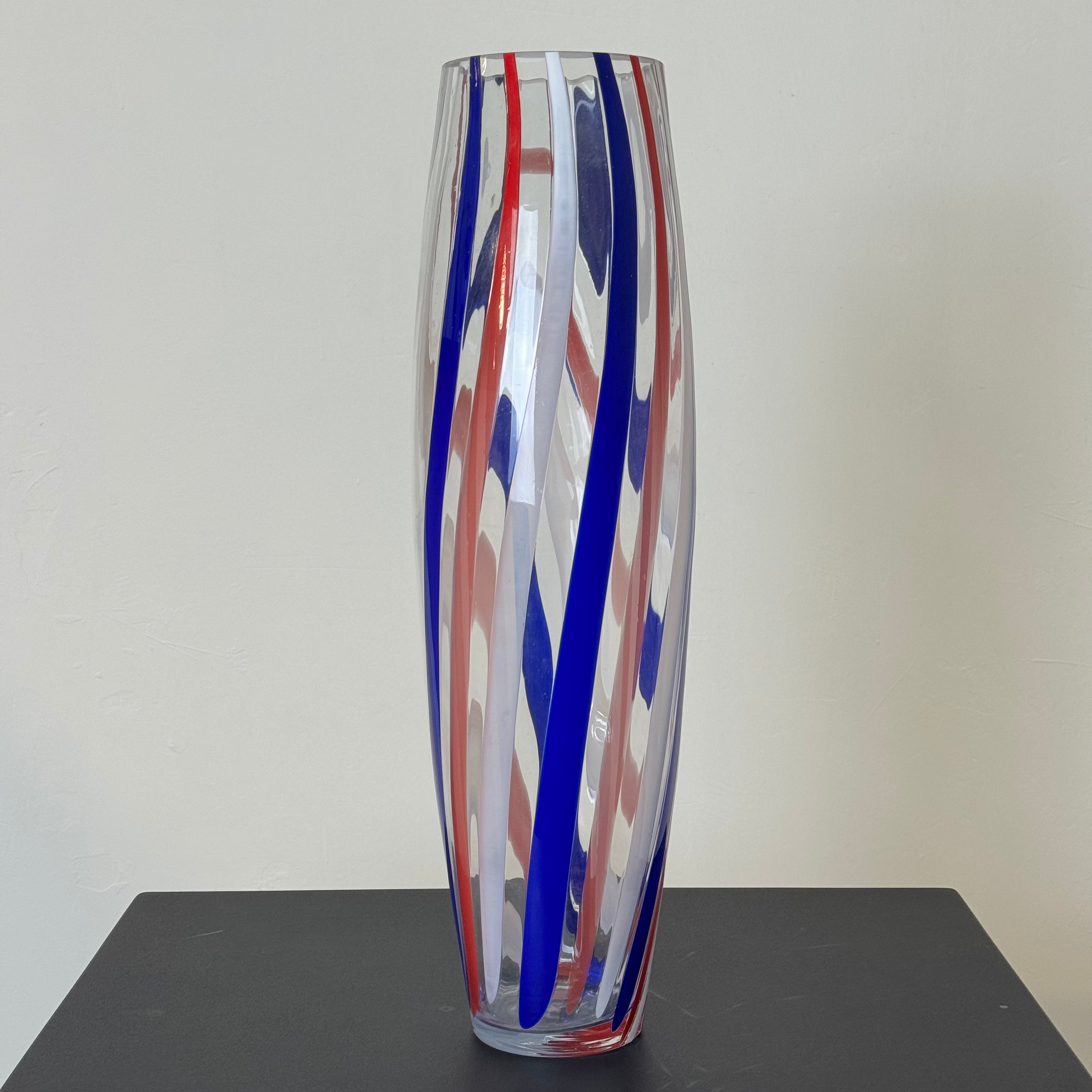 Vaso Alto Vintage in Vetro a Canne Blu, Rosso e Bianco – Stile Murano – h 56 x Ø 15 cm
