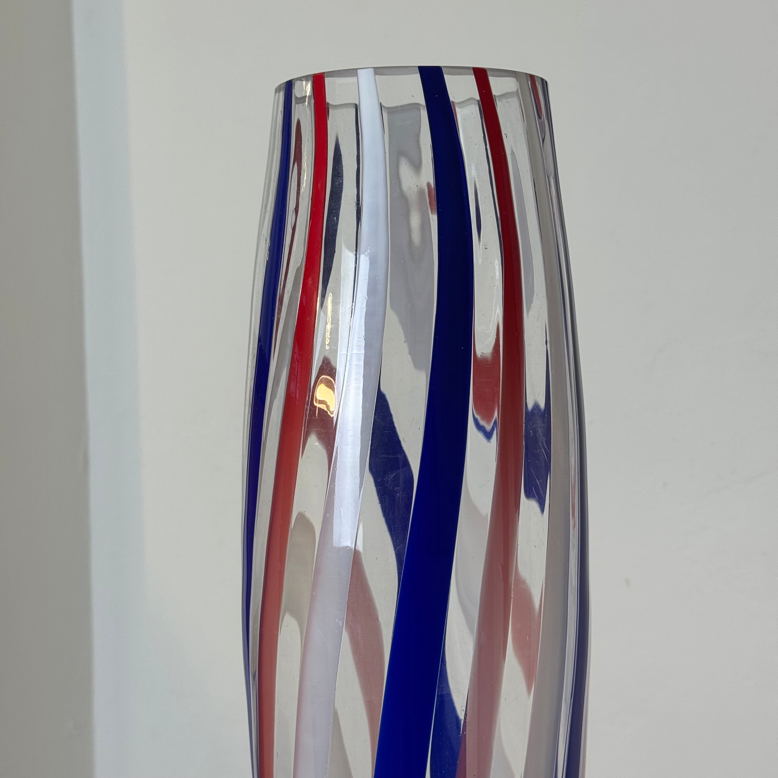 Vaso Alto Vintage in Vetro a Canne Blu, Rosso e Bianco – Stile Murano – h 56 x Ø 15 cm