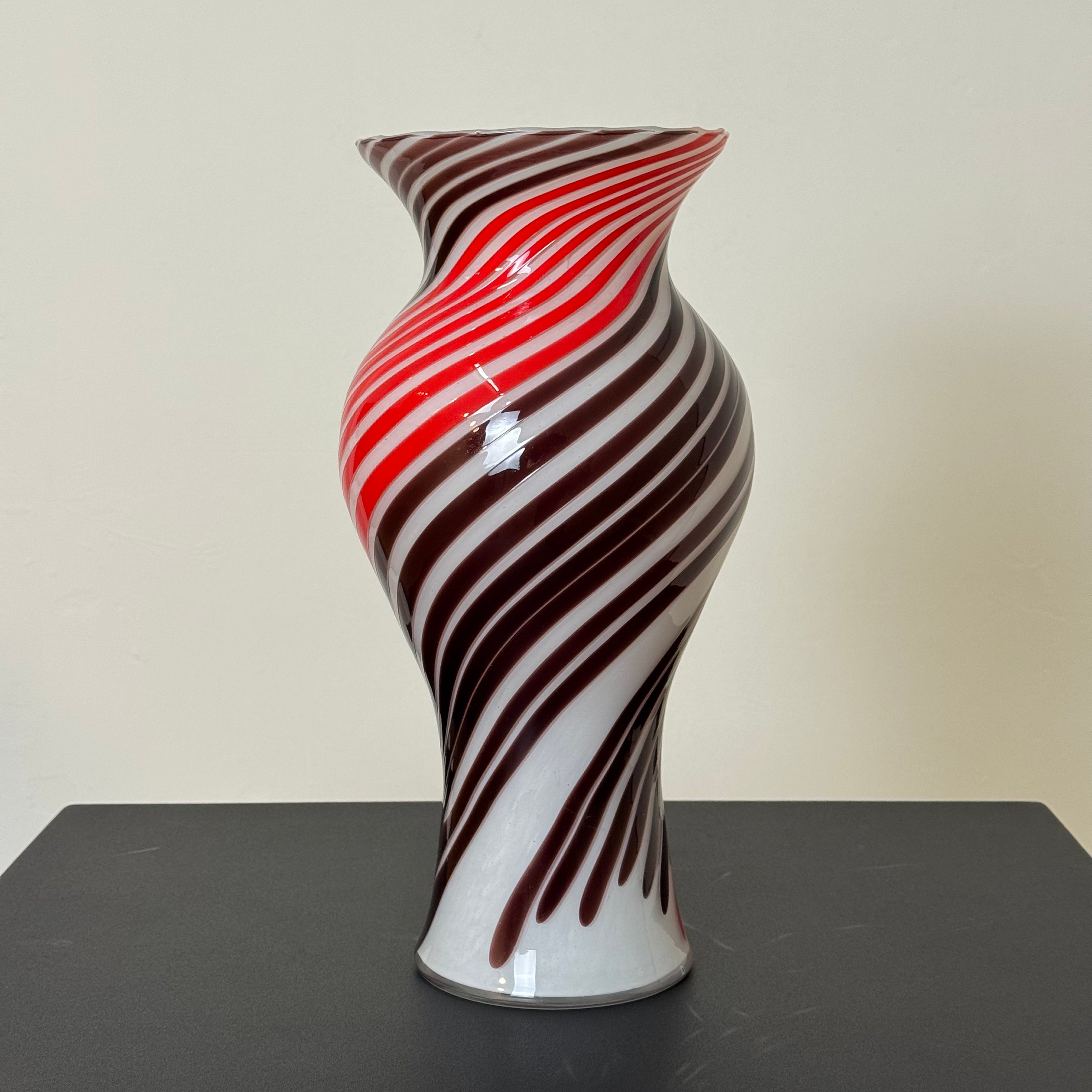 Vaso Vintage in Vetro a Canne Ritorte Rosso, Bianco e Marrone – Stile Murano – h 38 x Ø 18 cm