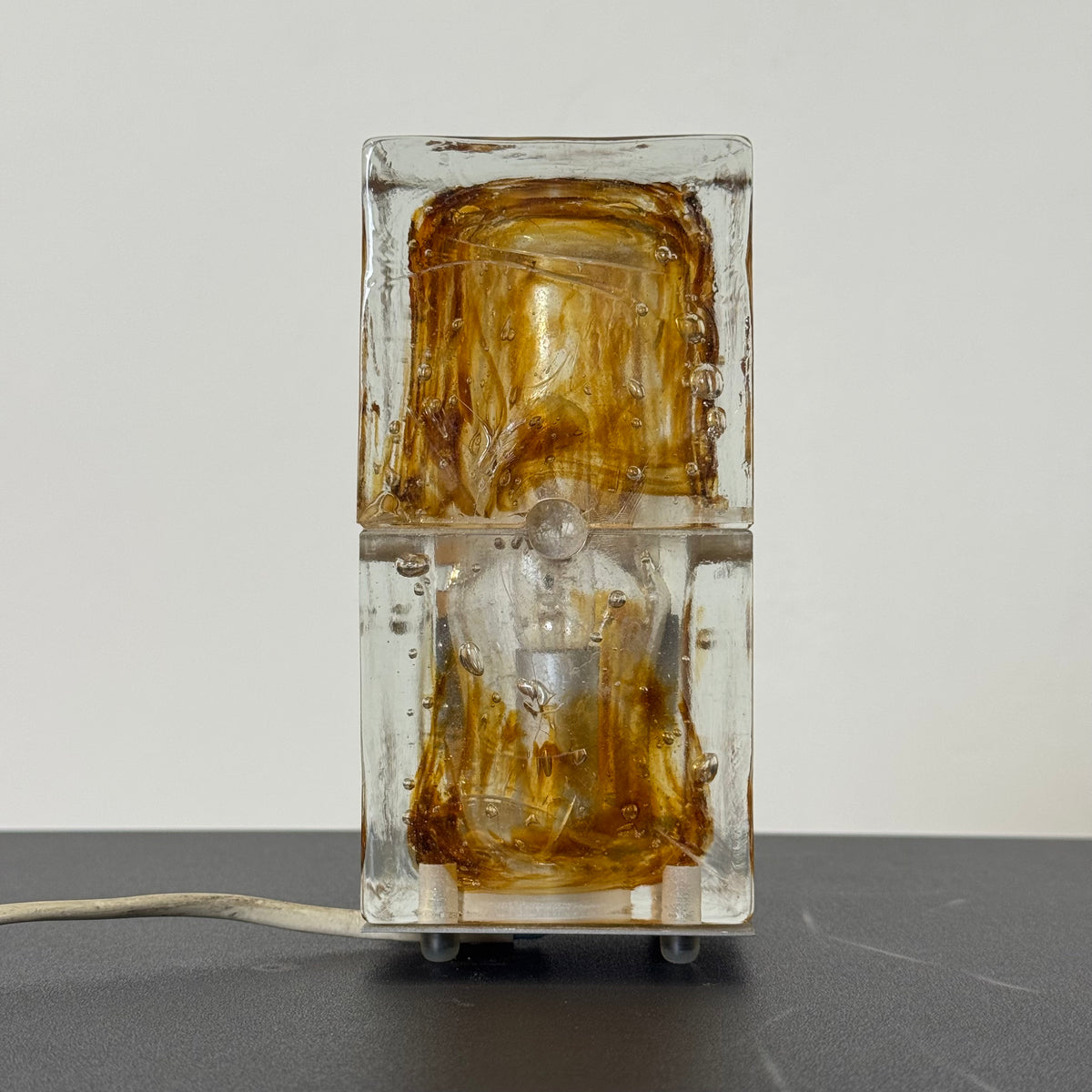 Piccola Lampada da Tavolo Poliarte – Albano Poli – Vetro Ambra e Trasparente Effetto Ghiaccio – Design Italiano Anni '70