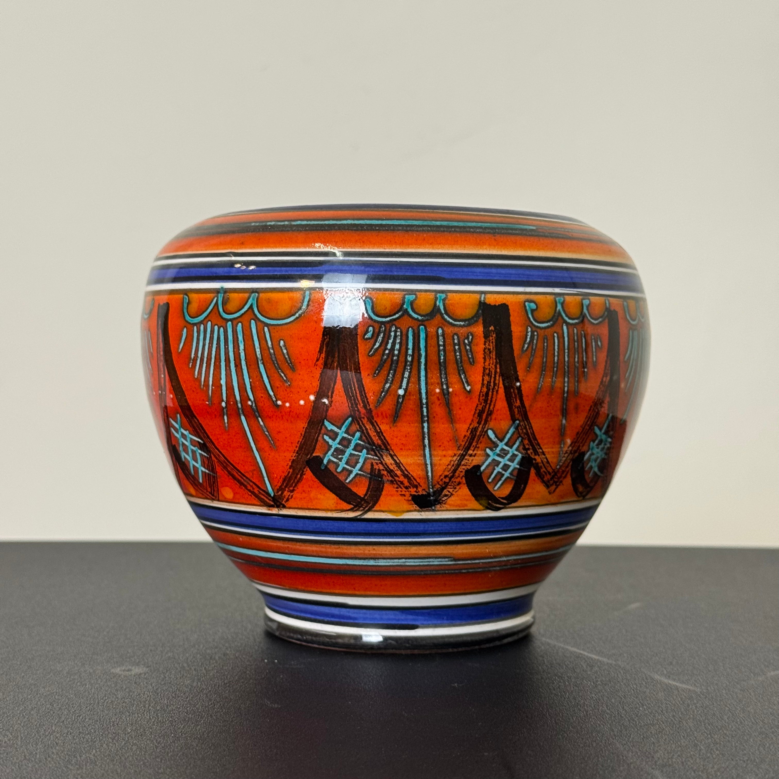 Vaso Vintage in Ceramica Dipinta a Mano Arancio e Blu – Firmato – Anni '60 – h 13 x Ø 14 cm