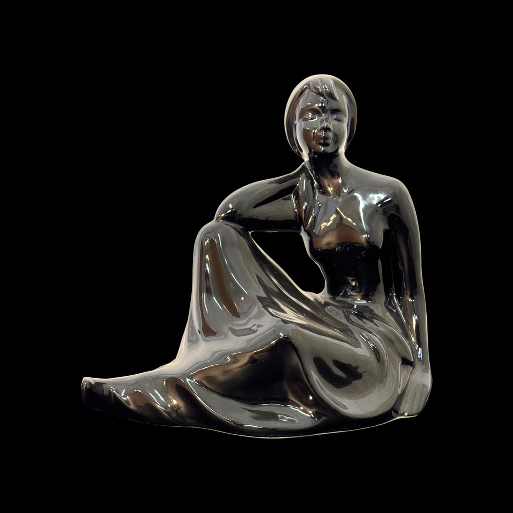 Scultura Vintage in Ceramica Nera Smaltata – Figura Femminile Seduta – Anni '80 – h 25 x L 28 cm