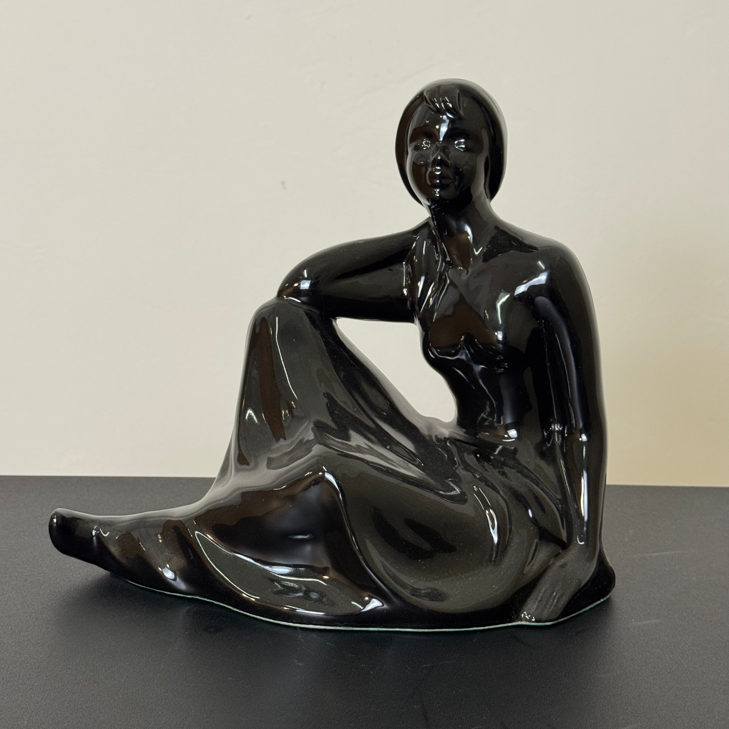 Scultura Vintage in Ceramica Nera Smaltata – Figura Femminile Seduta – Anni '80 – h 25 x L 28 cm