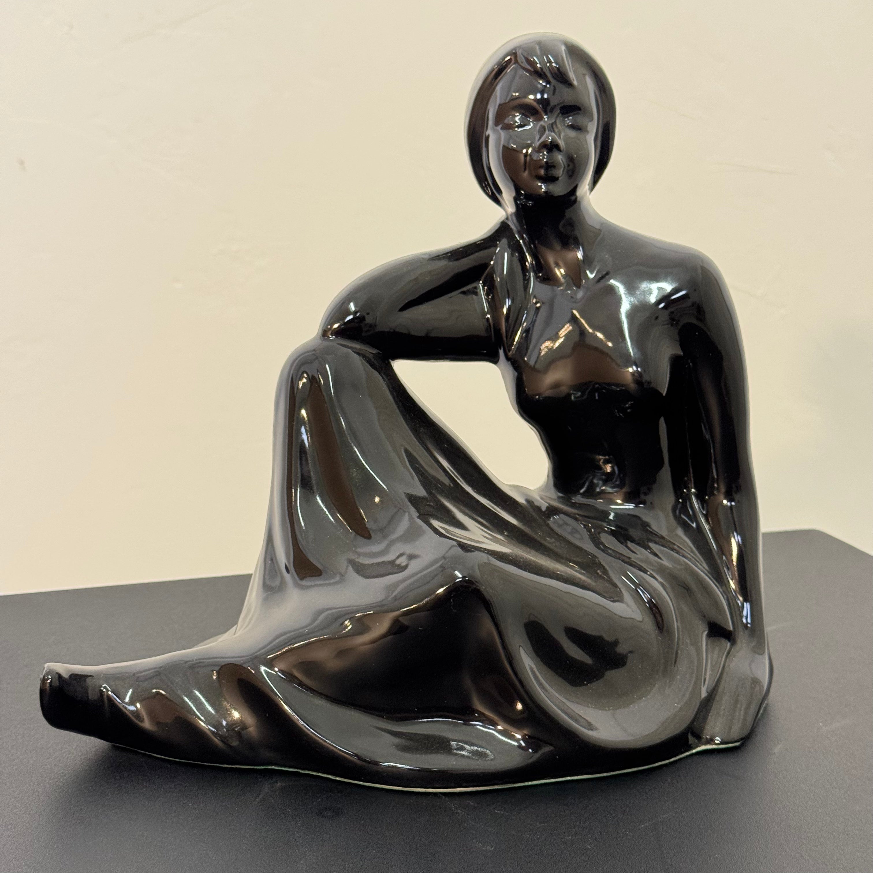 Scultura Vintage in Ceramica Nera Smaltata – Figura Femminile Seduta – Anni '80 – h 25 x L 28 cm