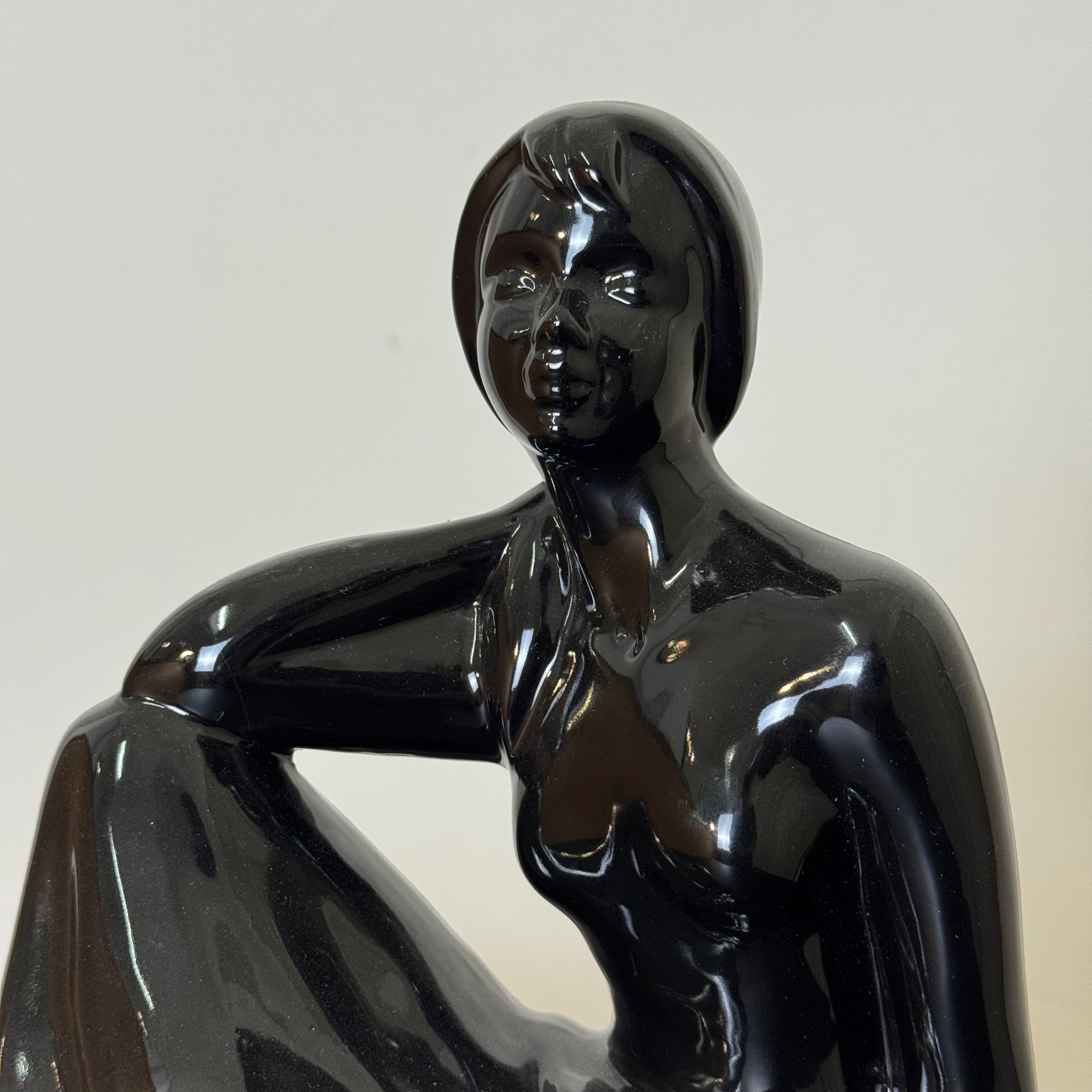 Scultura Vintage in Ceramica Nera Smaltata – Figura Femminile Seduta – Anni '80 – h 25 x L 28 cm