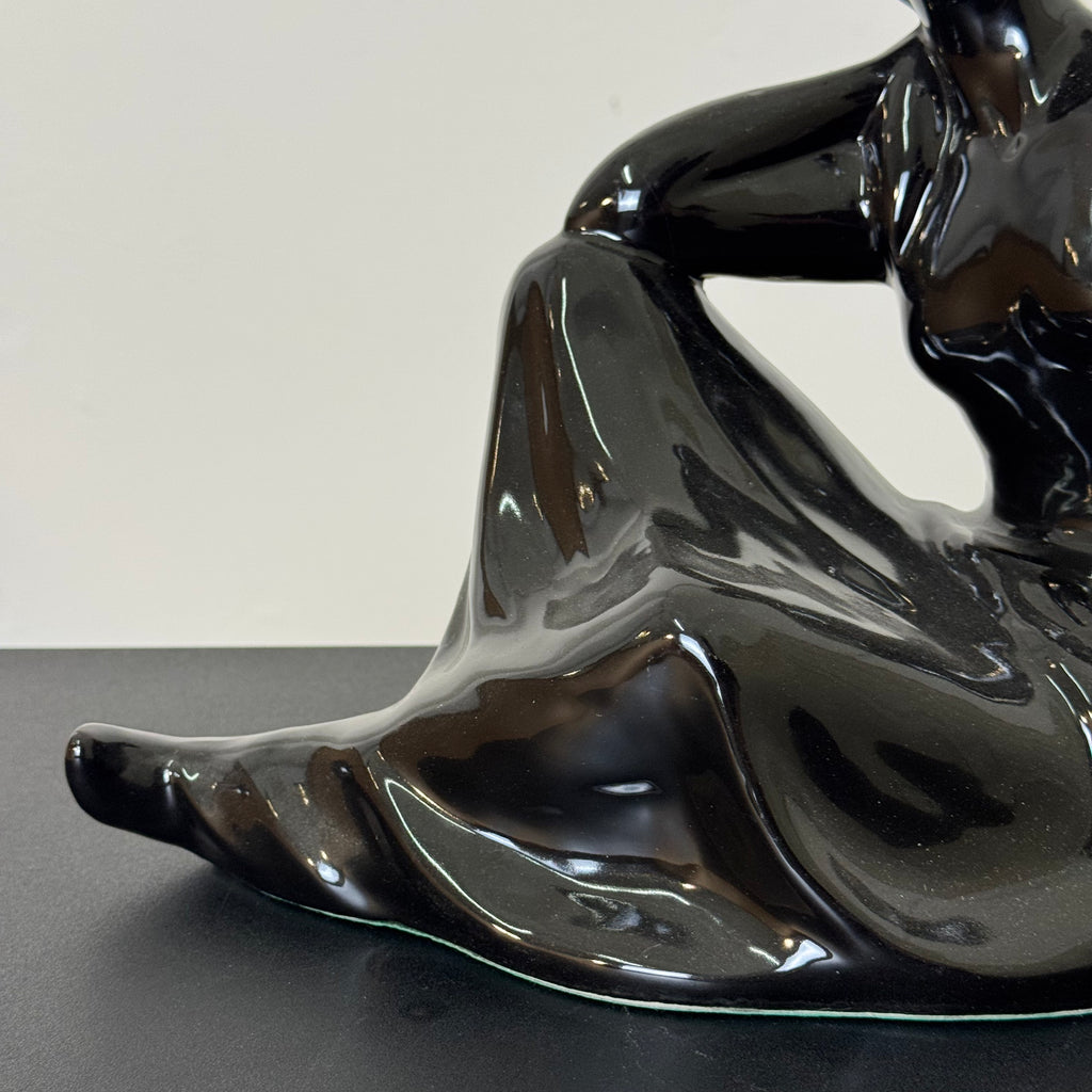 Scultura Vintage in Ceramica Nera Smaltata – Figura Femminile Seduta – Anni '80 – h 25 x L 28 cm