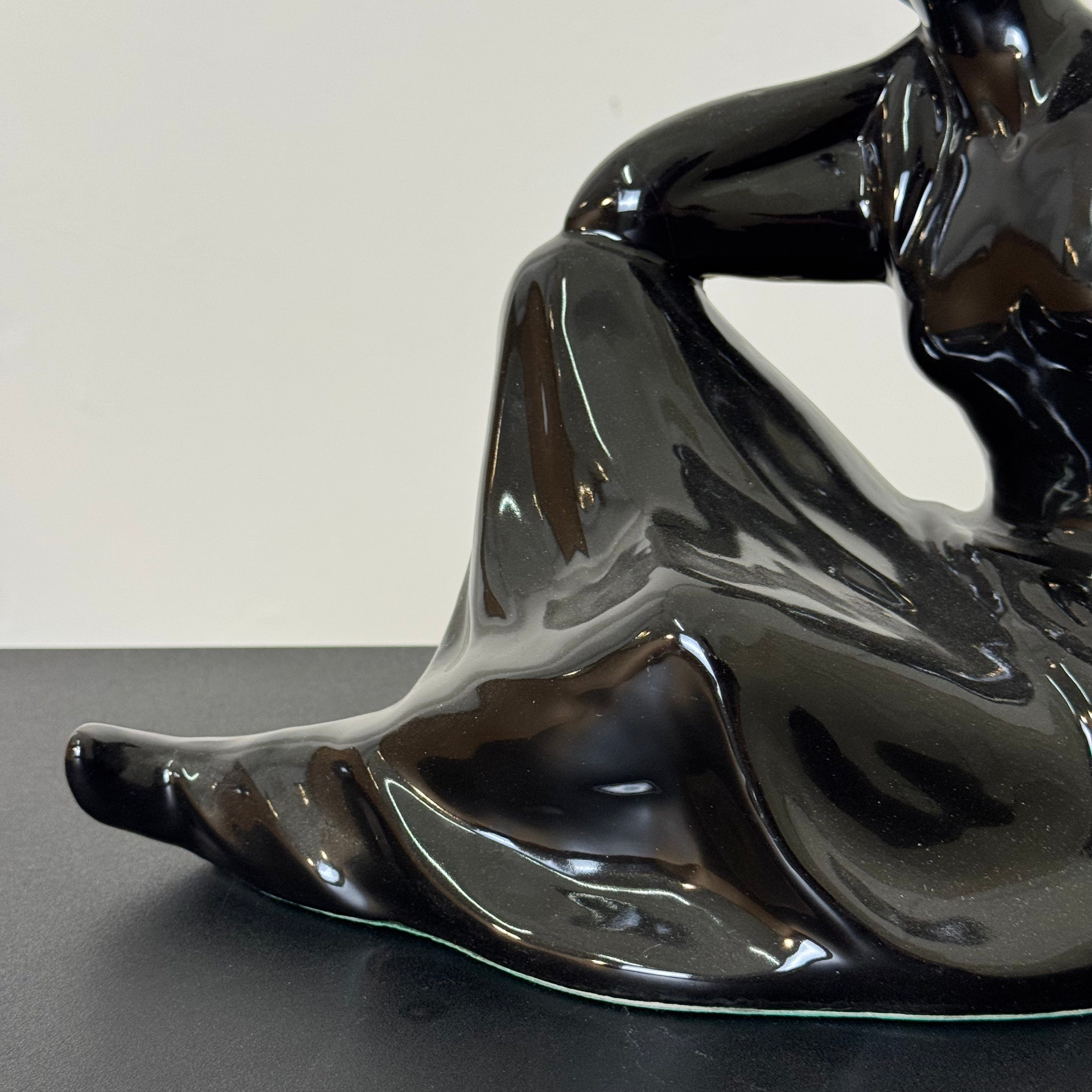 Scultura Vintage in Ceramica Nera Smaltata – Figura Femminile Seduta – Anni '80 – h 25 x L 28 cm