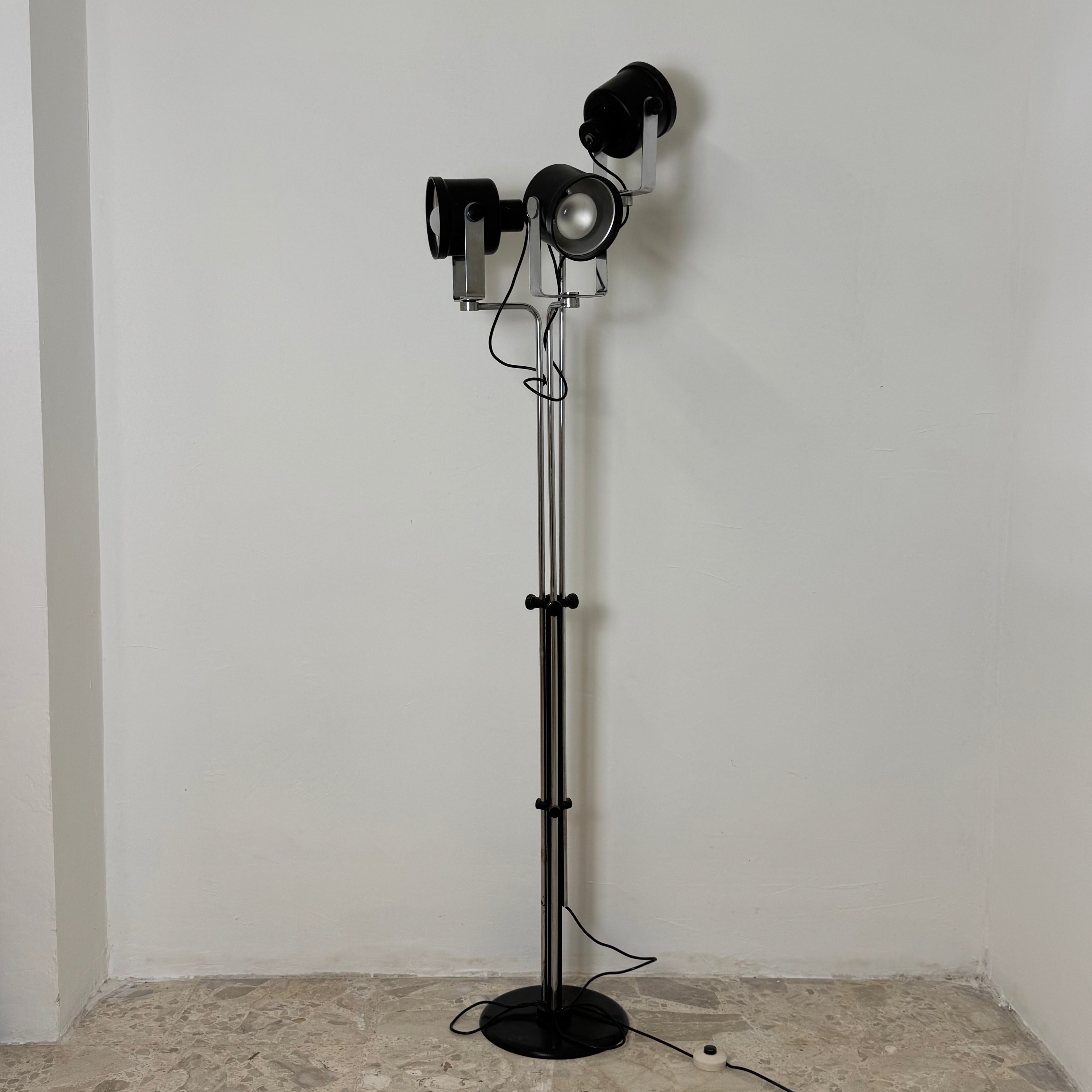 Lampada da Terra Luci Milano Mod. P433 – Brusasco e Torretta – Tre Faretti Orientabili – Anni '70 – Altezza 190 cm