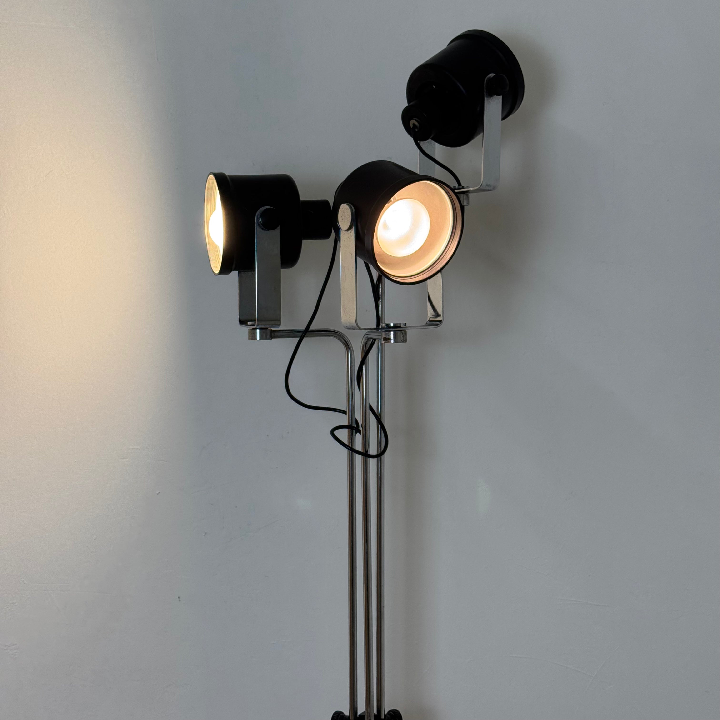 Lampada da Terra Luci Milano Mod. P433 – Brusasco e Torretta – Tre Faretti Orientabili – Anni '70 – Altezza 190 cm