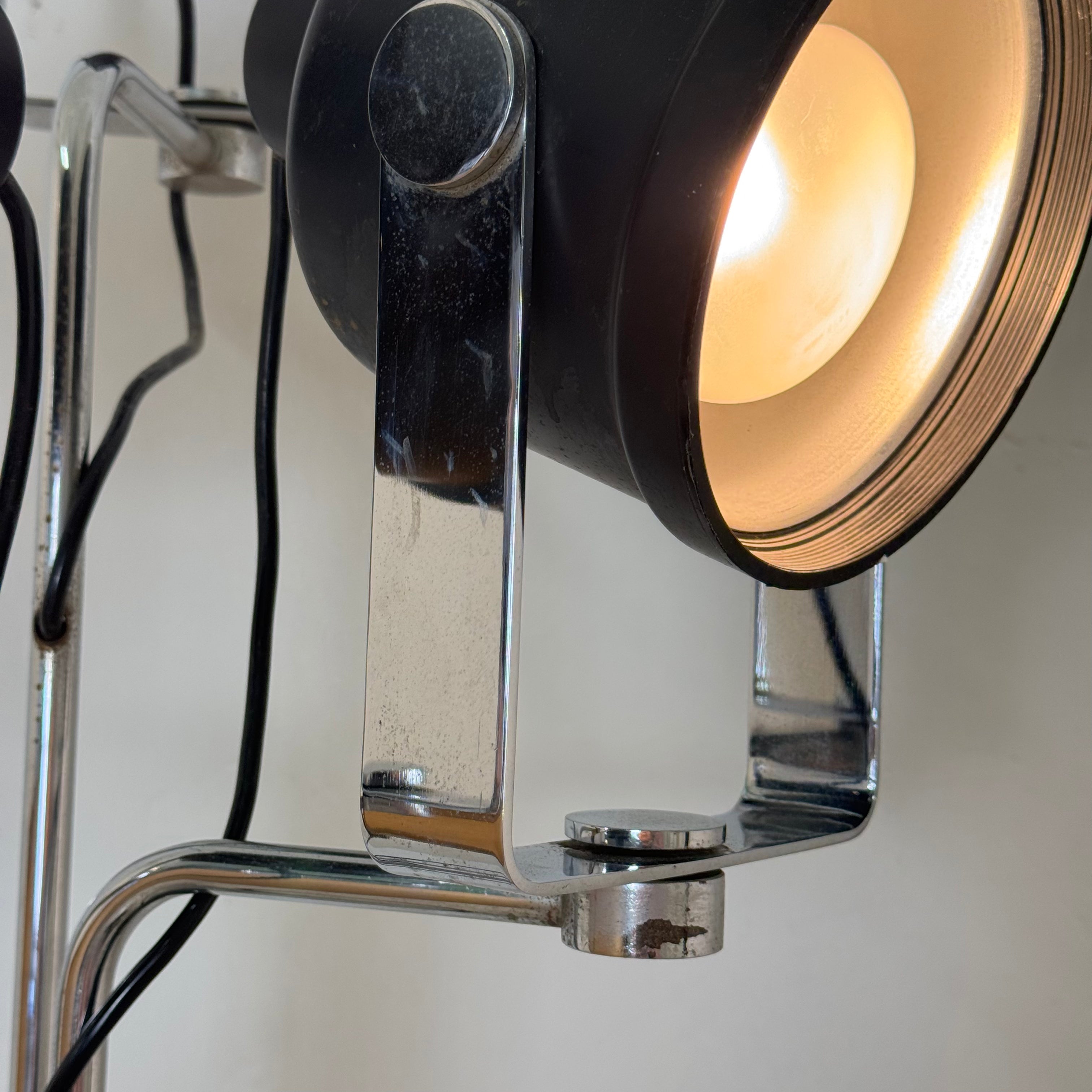Lampada da Terra Luci Milano Mod. P433 – Brusasco e Torretta – Tre Faretti Orientabili – Anni '70 – Altezza 190 cm