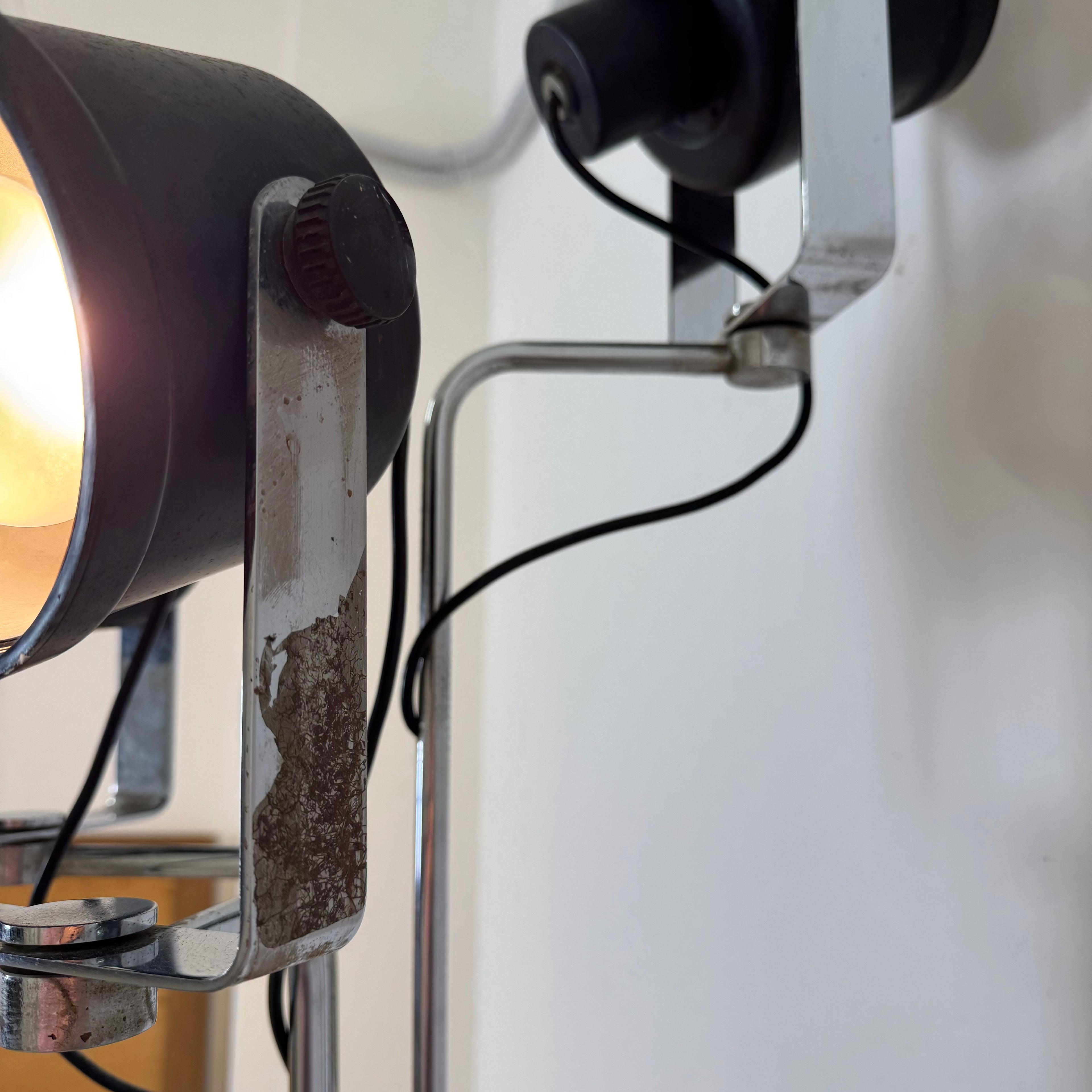 Lampada da Terra Luci Milano Mod. P433 – Brusasco e Torretta – Tre Faretti Orientabili – Anni '70 – Altezza 190 cm