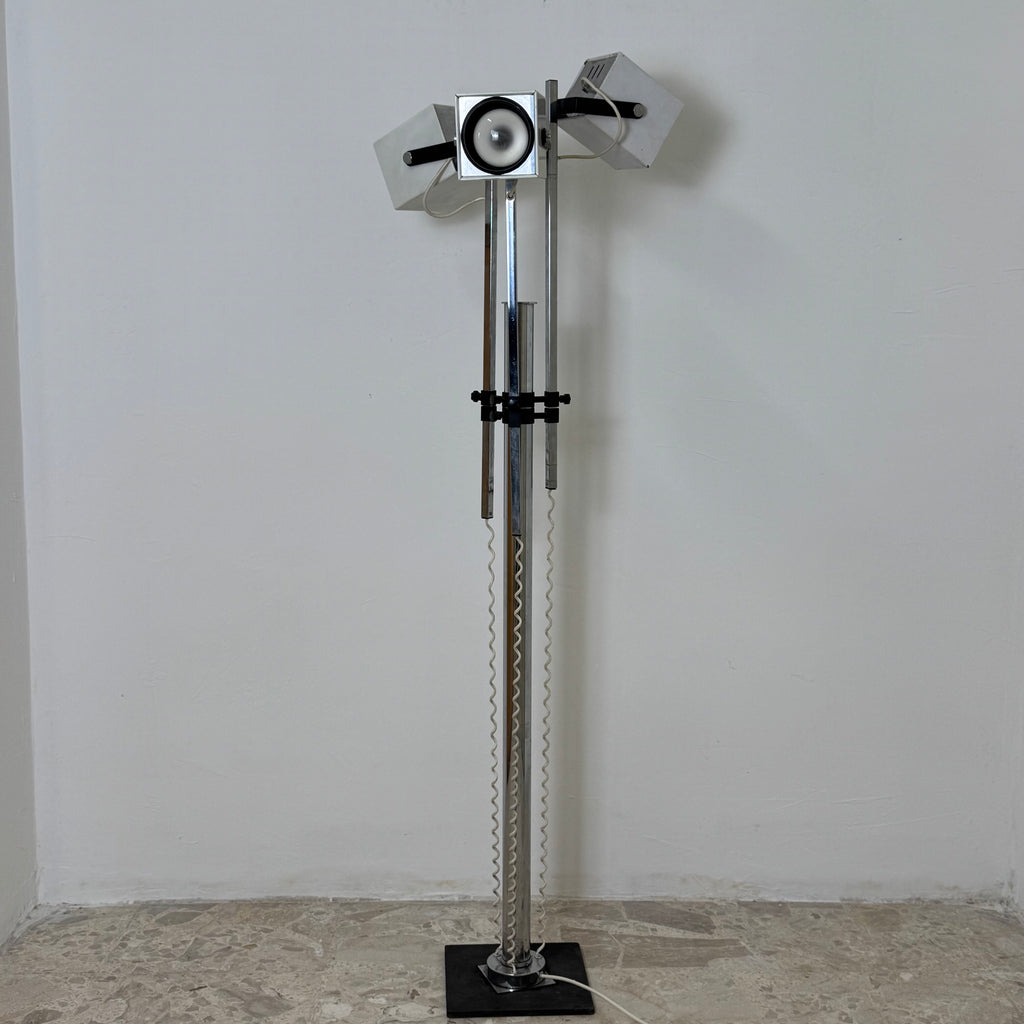 Lampada da Terra Lucitalia Design Pat Hoffman – Tre Faretti Cubici Orientabili – Acciaio Cromato e Metallo Bianco – Anni '70 – Funzionante