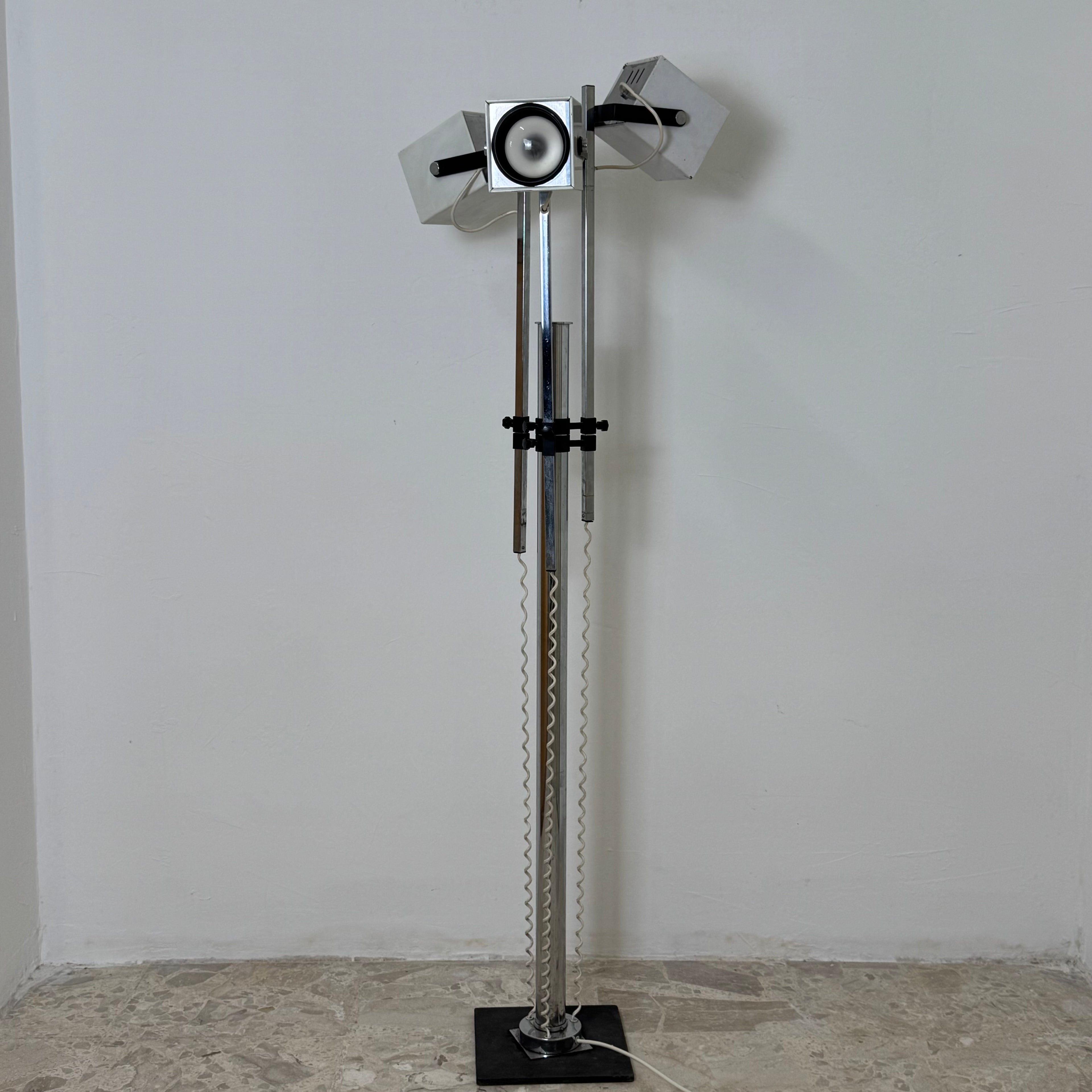 Lampada da Terra Lucitalia Design Pat Hoffman – Tre Faretti Cubici Orientabili – Acciaio Cromato e Metallo Bianco – Anni '70 – Funzionante