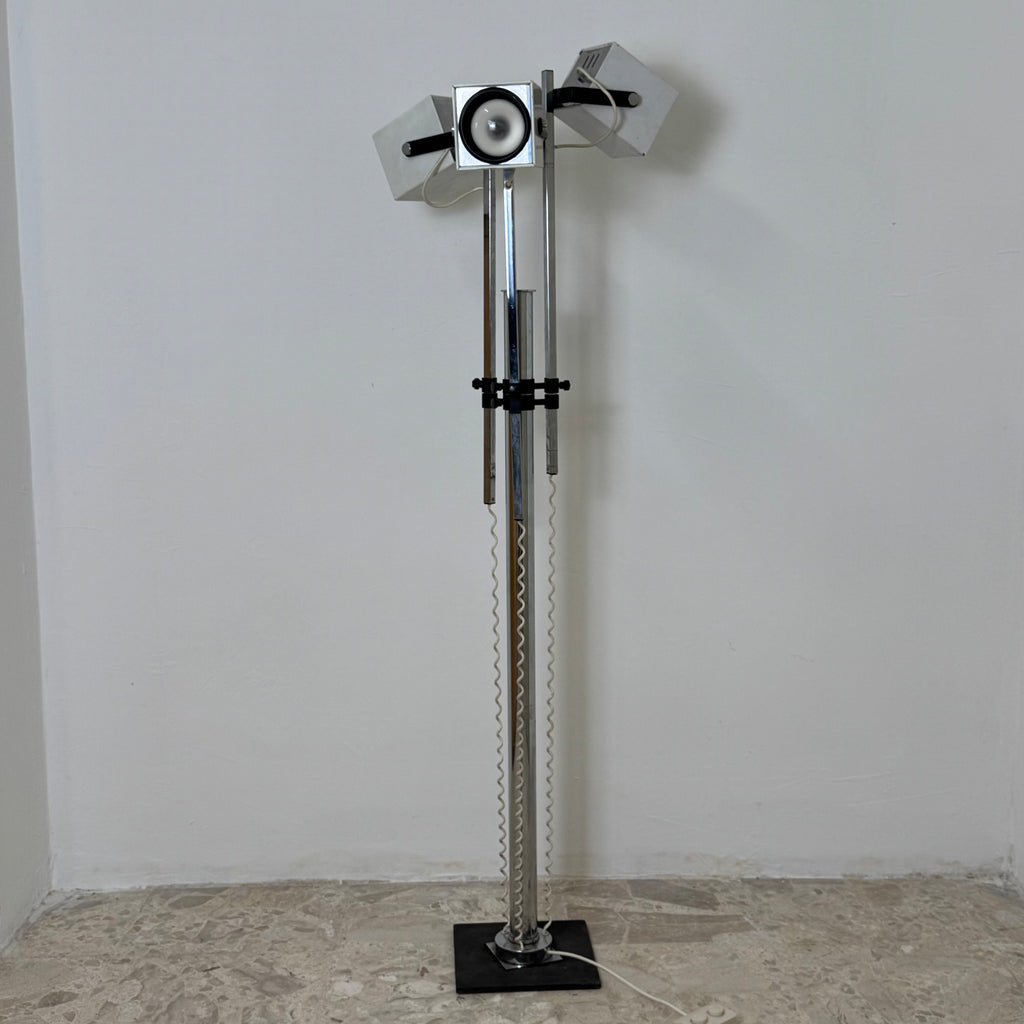 Lampada da Terra Lucitalia Design Pat Hoffman – Tre Faretti Cubici Orientabili – Acciaio Cromato e Metallo Bianco – Anni '70 – Funzionante