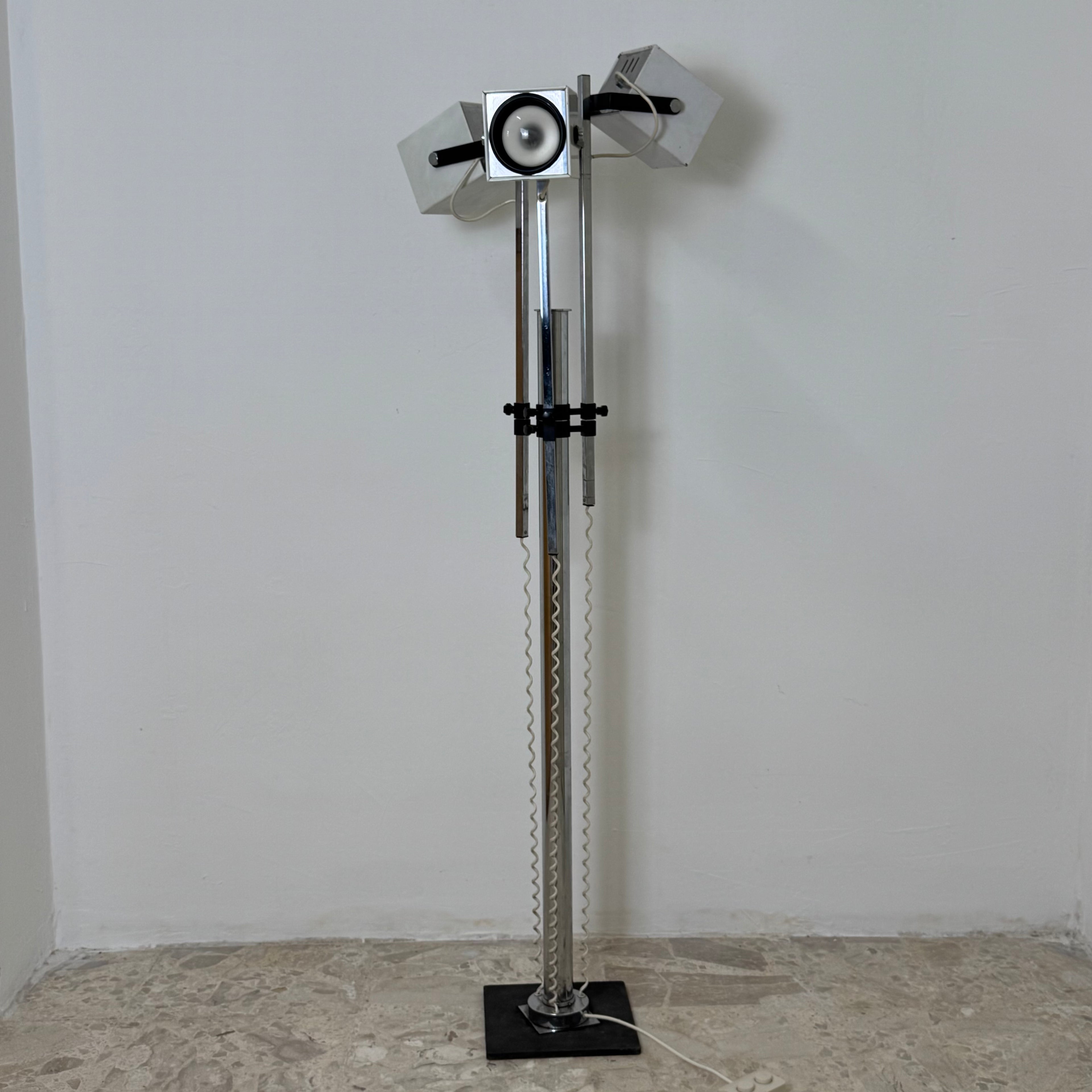Lampada da Terra Lucitalia Design Pat Hoffman – Tre Faretti Cubici Orientabili – Acciaio Cromato e Metallo Bianco – Anni '70 – Funzionante