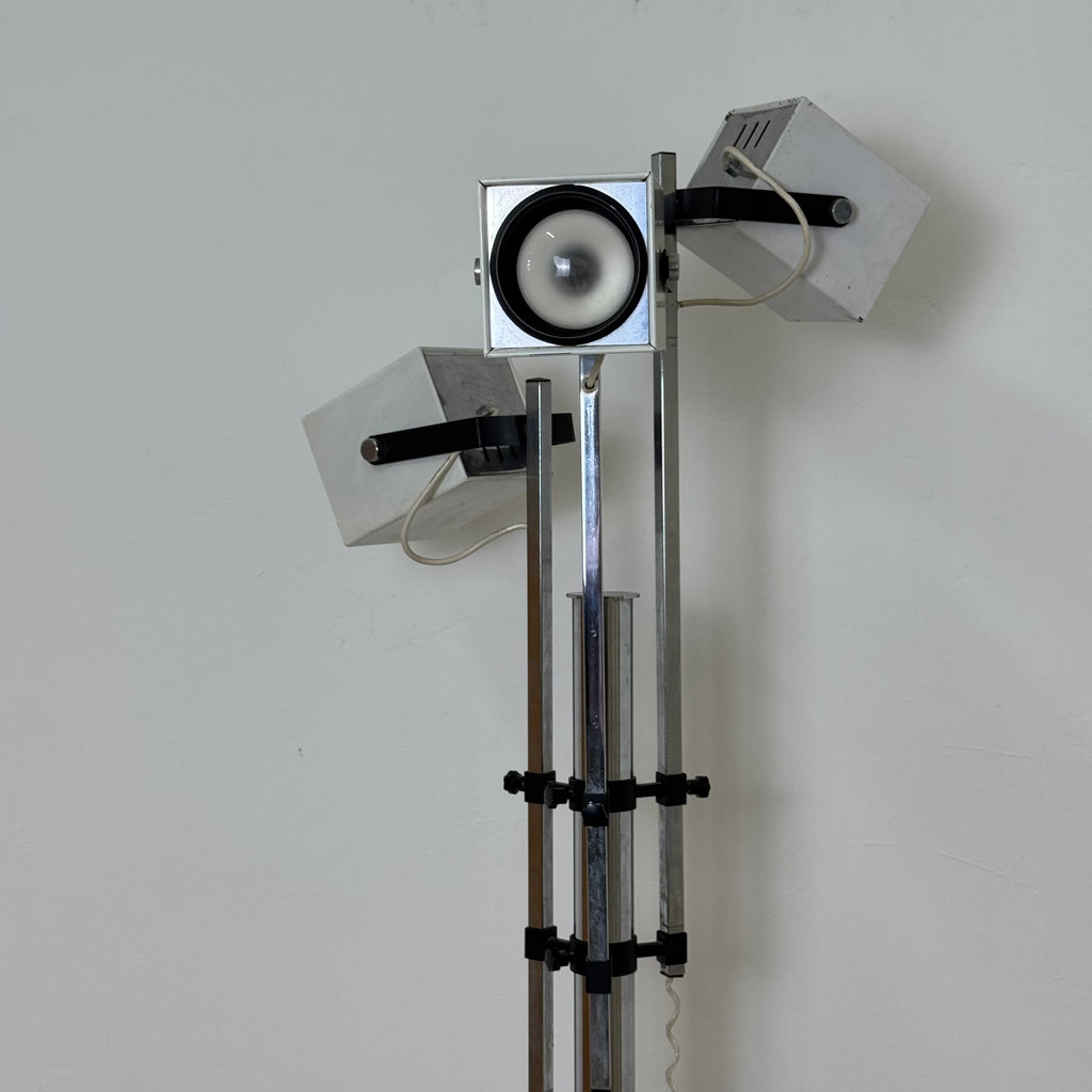 Lampada da Terra Lucitalia Design Pat Hoffman – Tre Faretti Cubici Orientabili – Acciaio Cromato e Metallo Bianco – Anni '70 – Funzionante