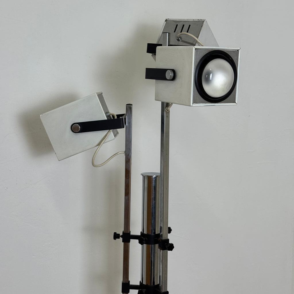 Lampada da Terra Lucitalia Design Pat Hoffman – Tre Faretti Cubici Orientabili – Acciaio Cromato e Metallo Bianco – Anni '70 – Funzionante
