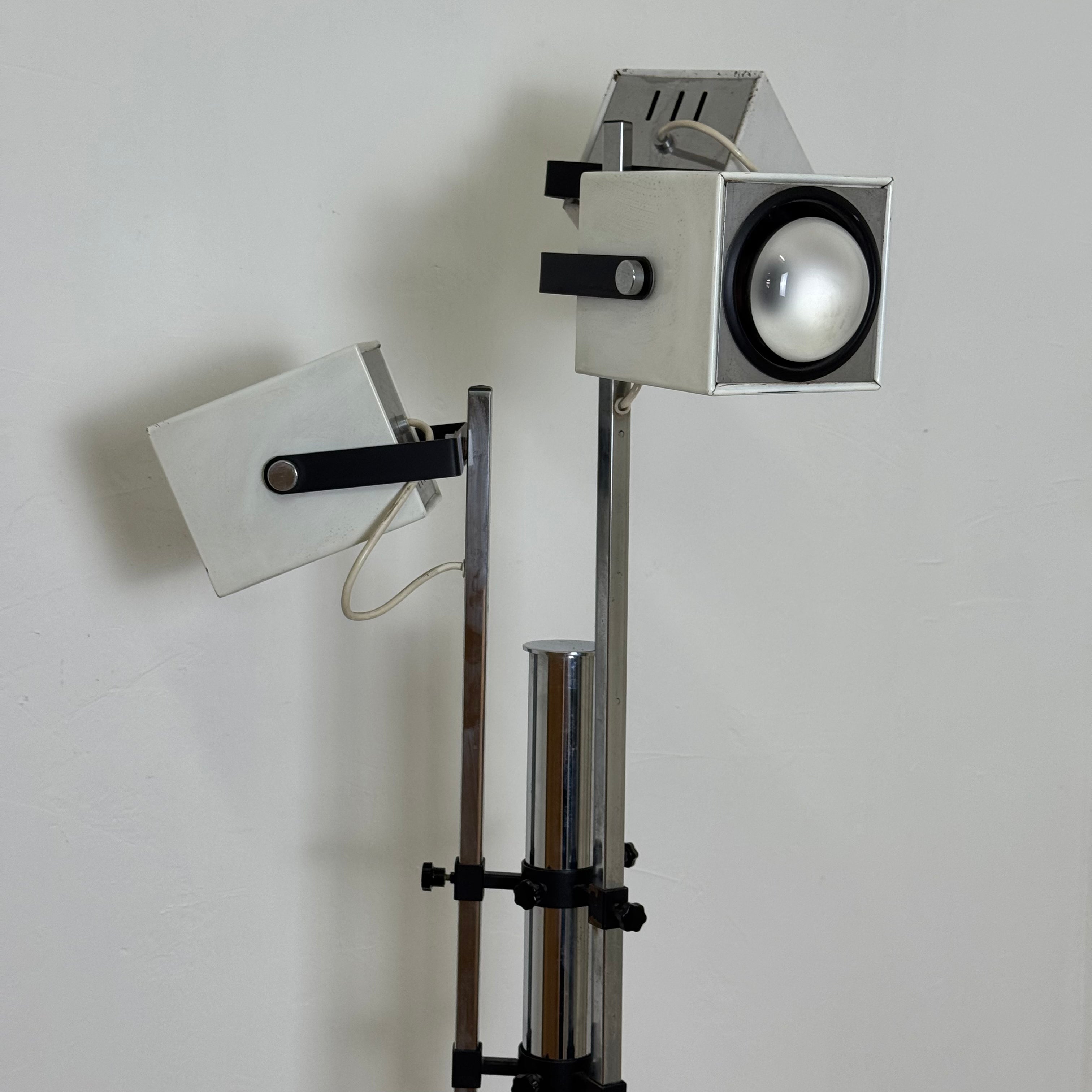 Lampada da Terra Lucitalia Design Pat Hoffman – Tre Faretti Cubici Orientabili – Acciaio Cromato e Metallo Bianco – Anni '70 – Funzionante