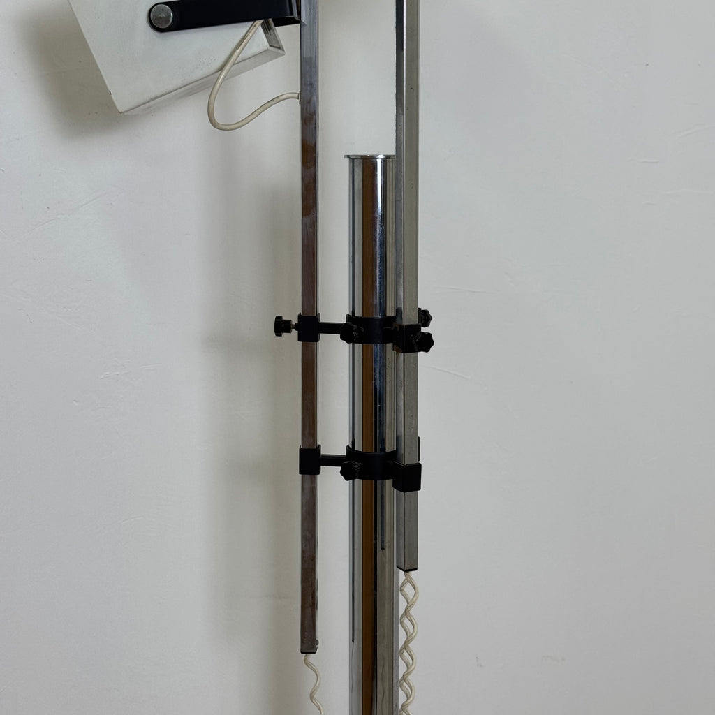 Lampada da Terra Lucitalia Design Pat Hoffman – Tre Faretti Cubici Orientabili – Acciaio Cromato e Metallo Bianco – Anni '70 – Funzionante