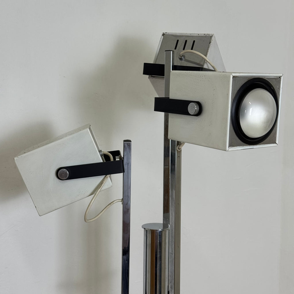 Lampada da Terra Lucitalia Design Pat Hoffman – Tre Faretti Cubici Orientabili – Acciaio Cromato e Metallo Bianco – Anni '70 – Funzionante