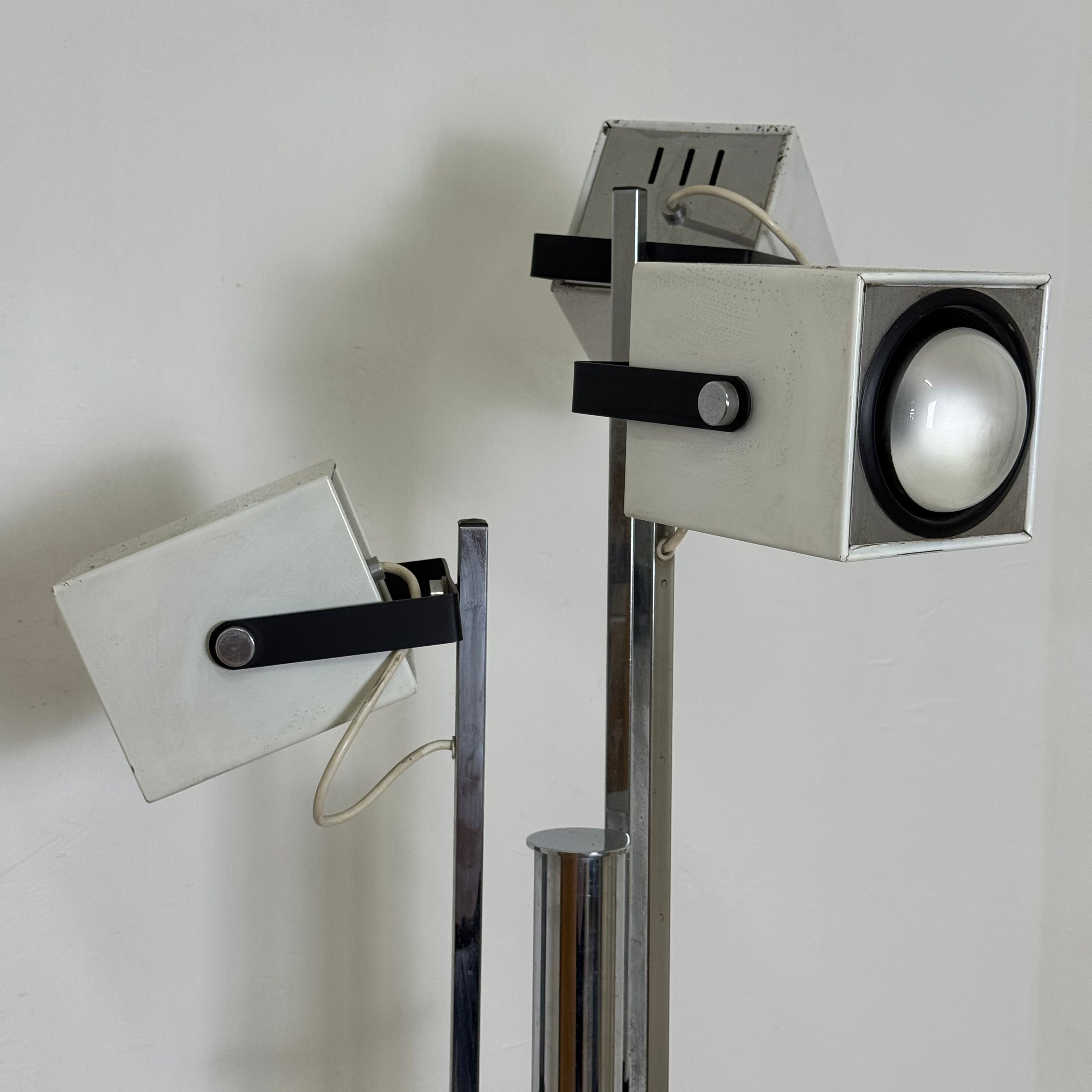 Lampada da Terra Lucitalia Design Pat Hoffman – Tre Faretti Cubici Orientabili – Acciaio Cromato e Metallo Bianco – Anni '70 – Funzionante