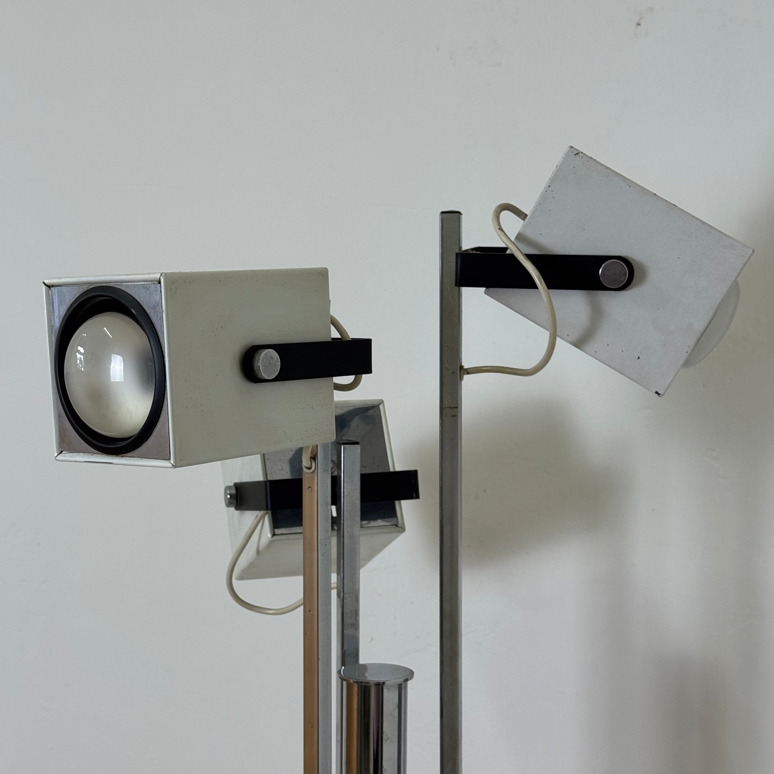 Lampada da Terra Lucitalia Design Pat Hoffman – Tre Faretti Cubici Orientabili – Acciaio Cromato e Metallo Bianco – Anni '70 – Funzionante