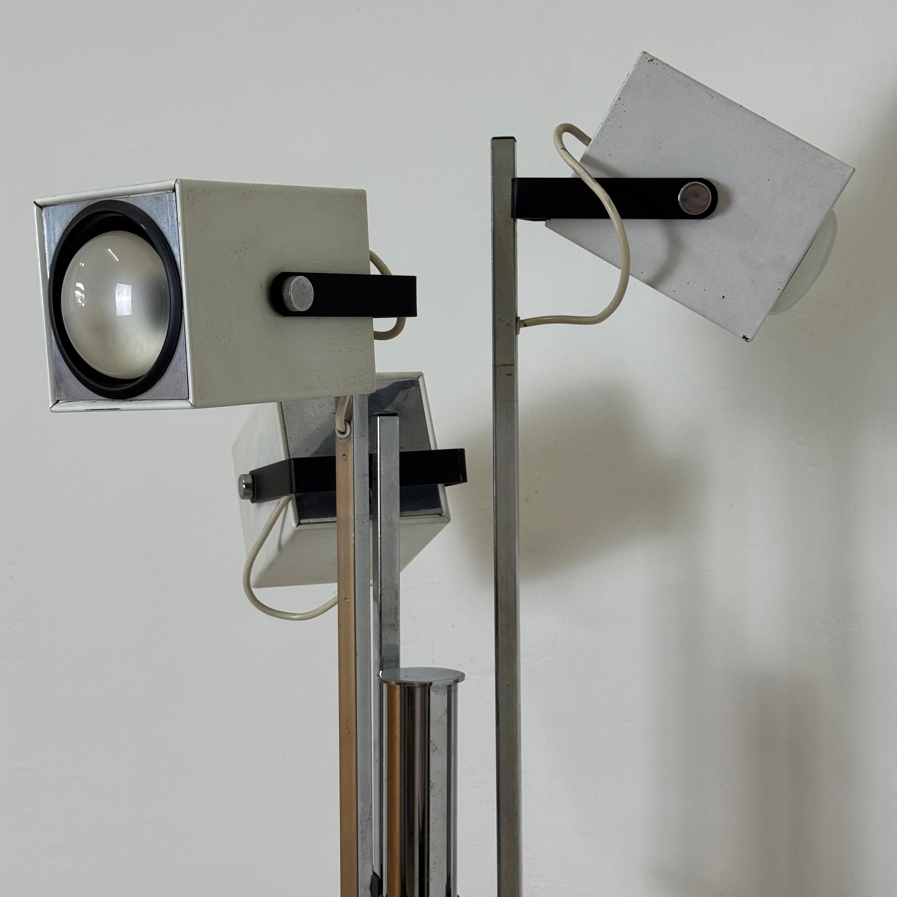 Lampada da Terra Lucitalia Design Pat Hoffman – Tre Faretti Cubici Orientabili – Acciaio Cromato e Metallo Bianco – Anni '70 – Funzionante