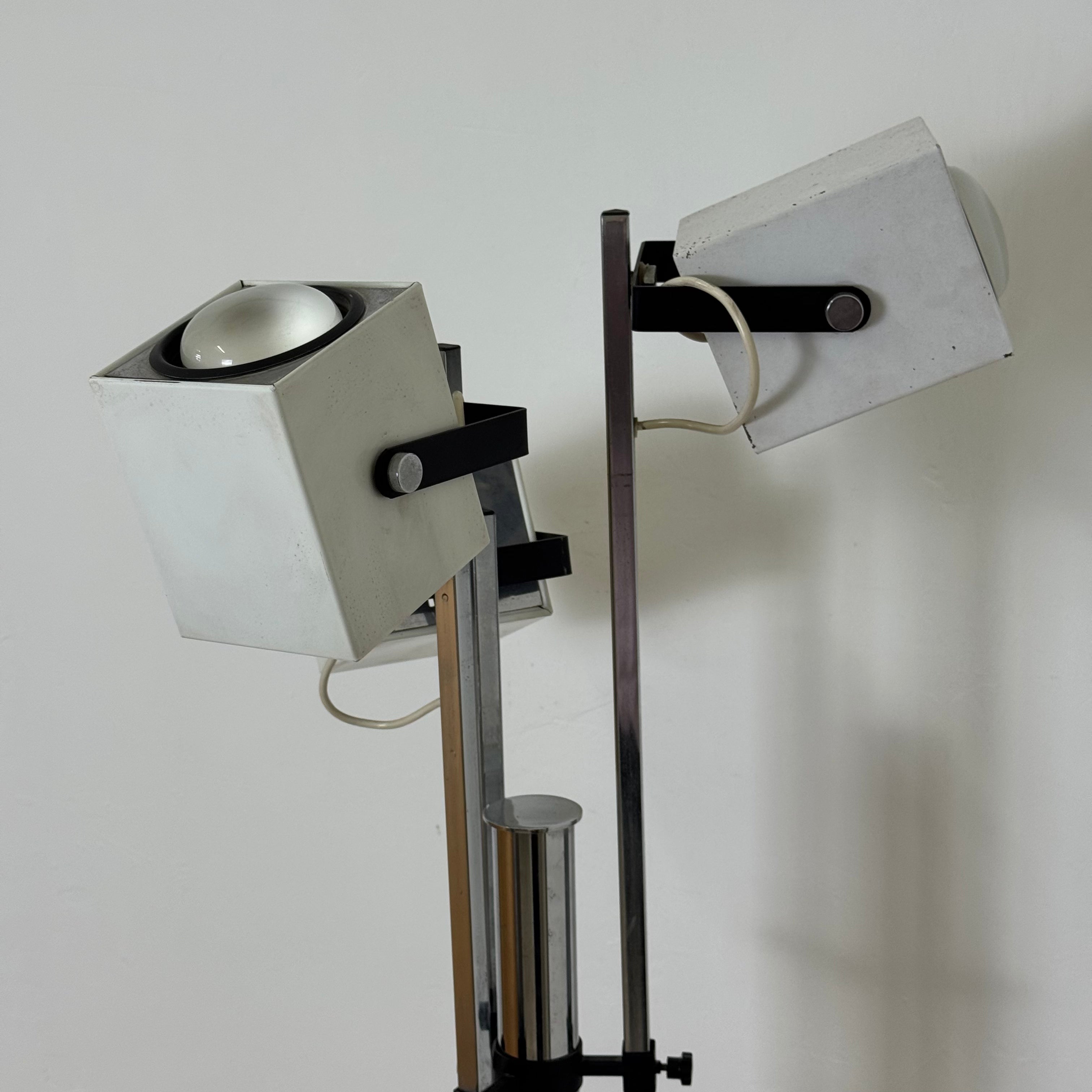 Lampada da Terra Lucitalia Design Pat Hoffman – Tre Faretti Cubici Orientabili – Acciaio Cromato e Metallo Bianco – Anni '70 – Funzionante