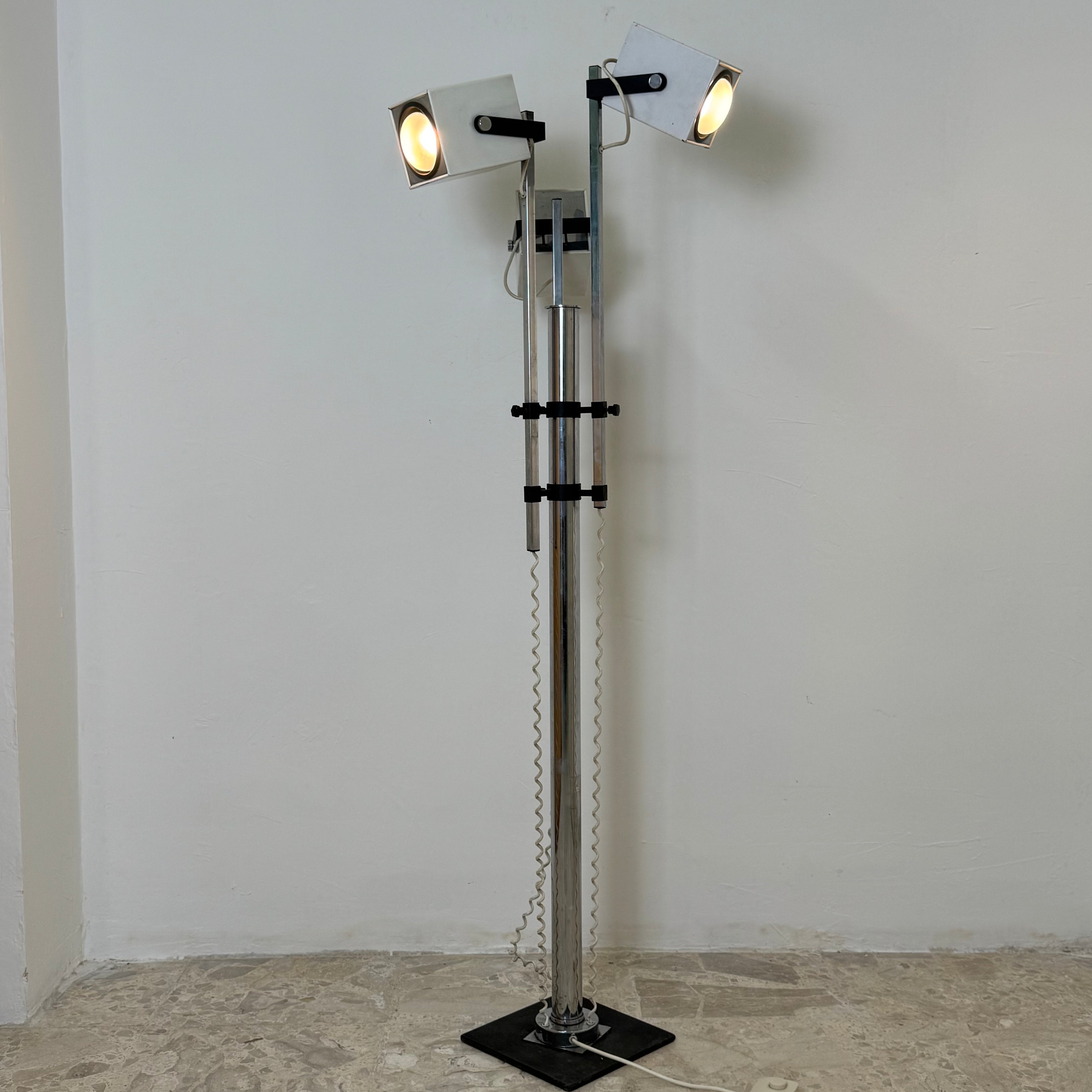 Lampada da Terra Lucitalia Design Pat Hoffman – Tre Faretti Cubici Orientabili – Acciaio Cromato e Metallo Bianco – Anni '70 – Funzionante