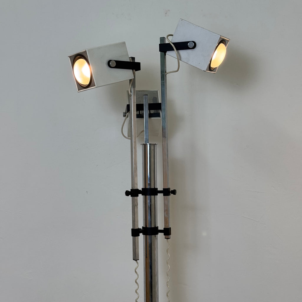 Lampada da Terra Lucitalia Design Pat Hoffman – Tre Faretti Cubici Orientabili – Acciaio Cromato e Metallo Bianco – Anni '70 – Funzionante