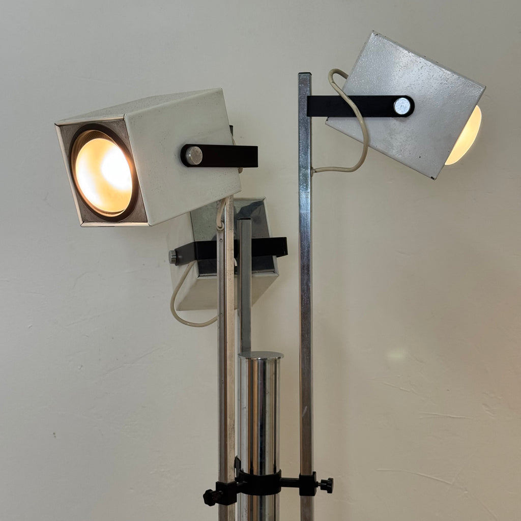 Lampada da Terra Lucitalia Design Pat Hoffman – Tre Faretti Cubici Orientabili – Acciaio Cromato e Metallo Bianco – Anni '70 – Funzionante